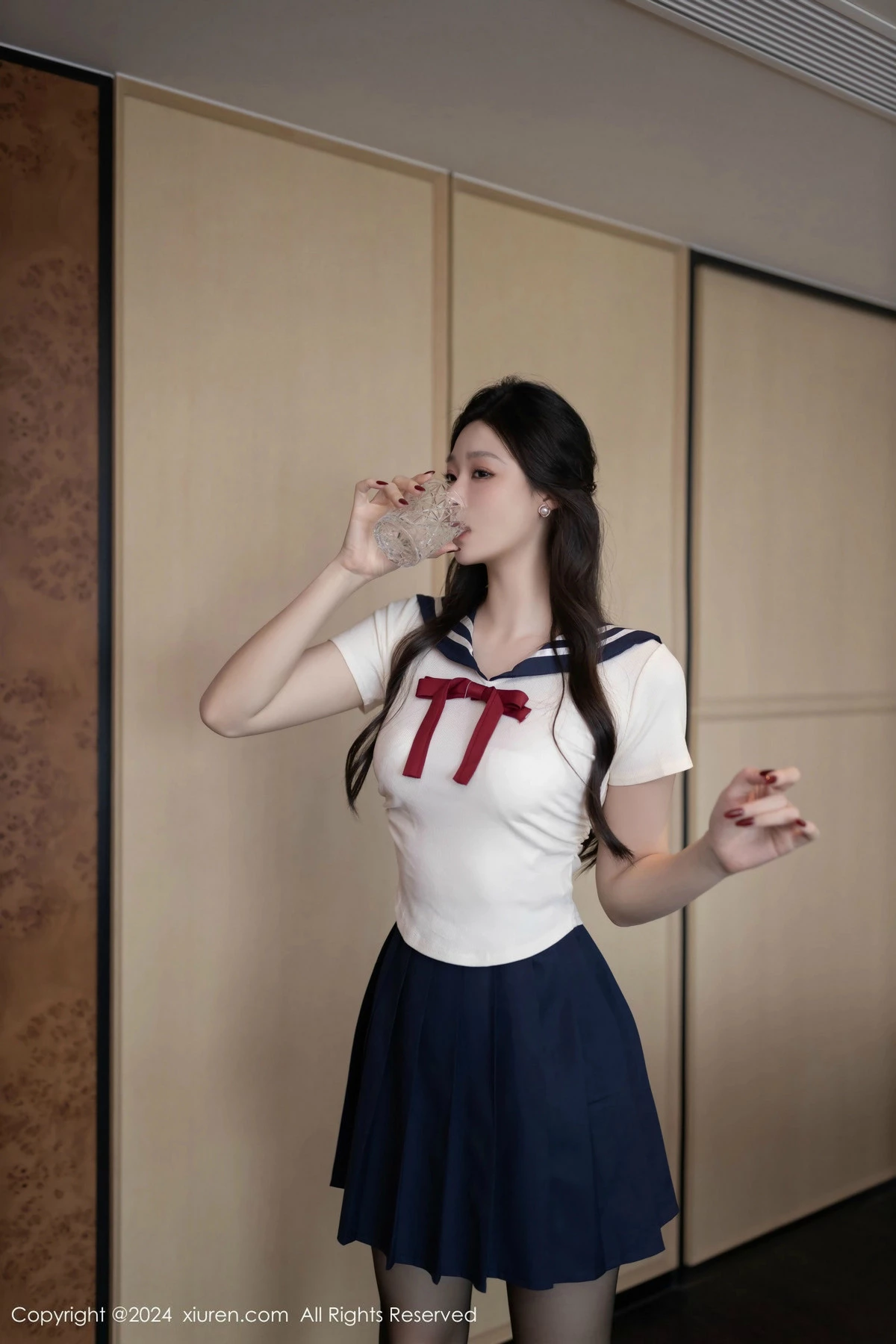 [[XiuRen秀人网]秀人网]No.9530_模特小逗逗性感JK制服露白色内衣配超薄黑丝秀曼妙身姿诱惑写真80P