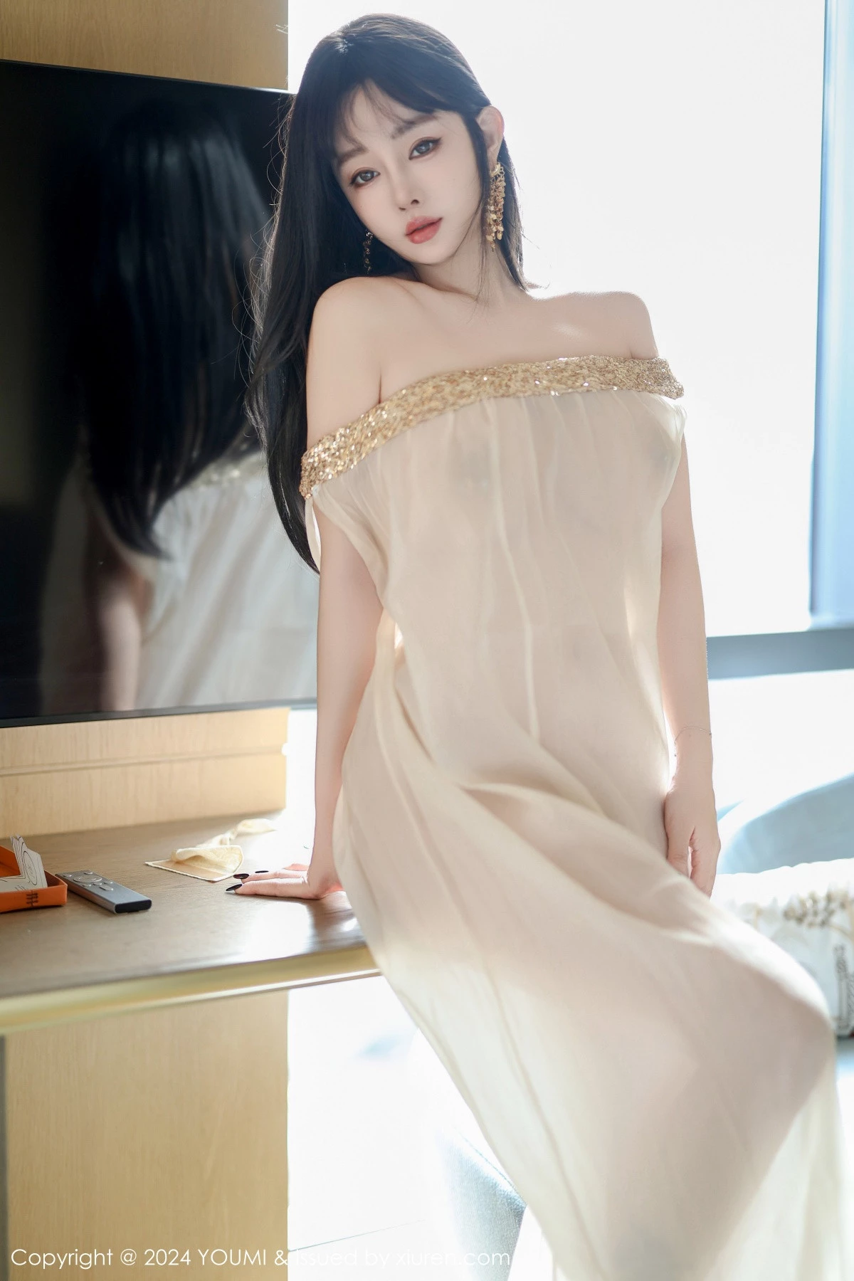 [YouMi尤蜜荟]Vol.1110_女神王雨纯私房性感浅色轻透连衣长裙半撩秀丰满身材诱惑写真70P