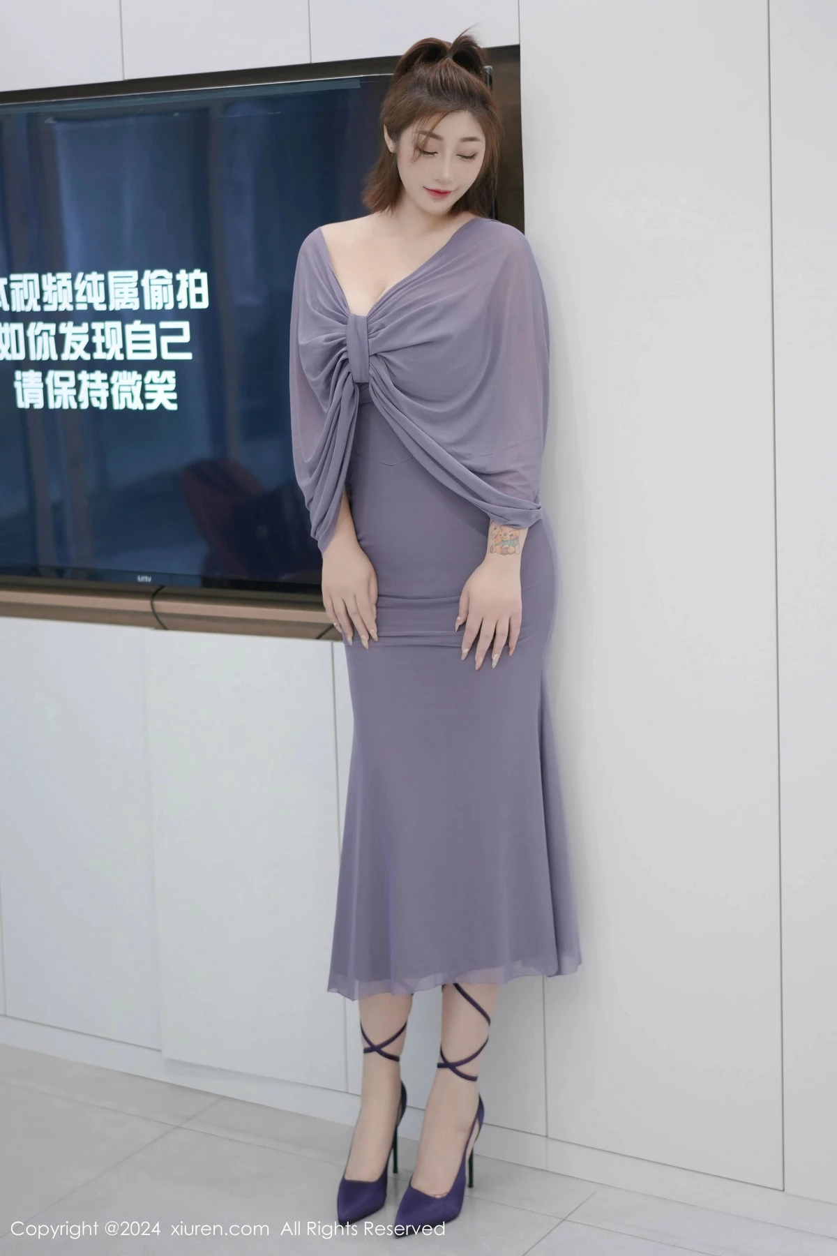 [[XiuRen秀人网]秀人网]No.9525_女神妲己_Toxic性感灰色连衣裙露白色珍珠内衣秀丰腴身材诱惑写真70P