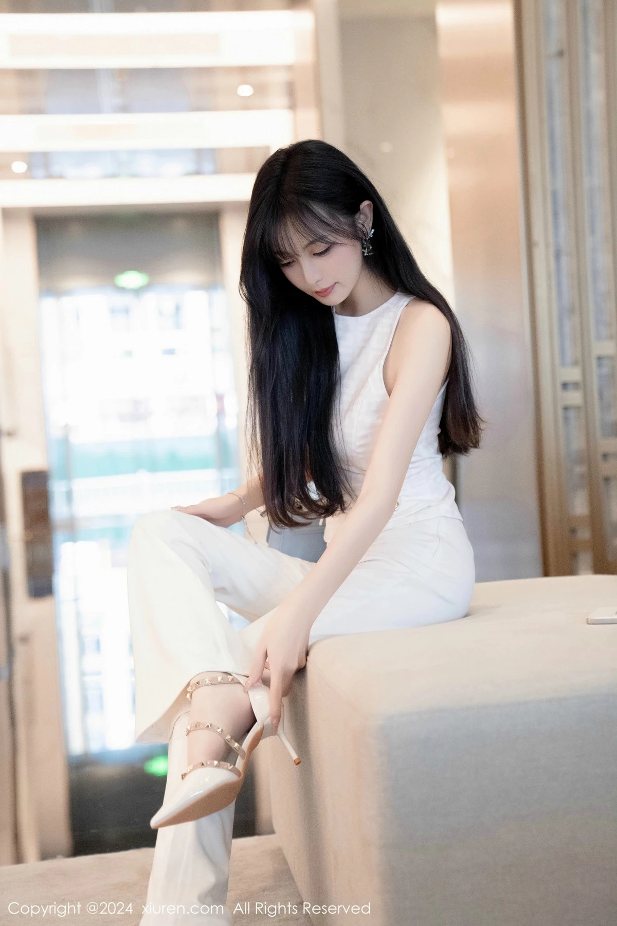 [[XiuRen秀人网]秀人网]No.9528_模特林星阑性感白上衣配简约长裤露白色内衣秀曼妙身姿诱惑写真84P