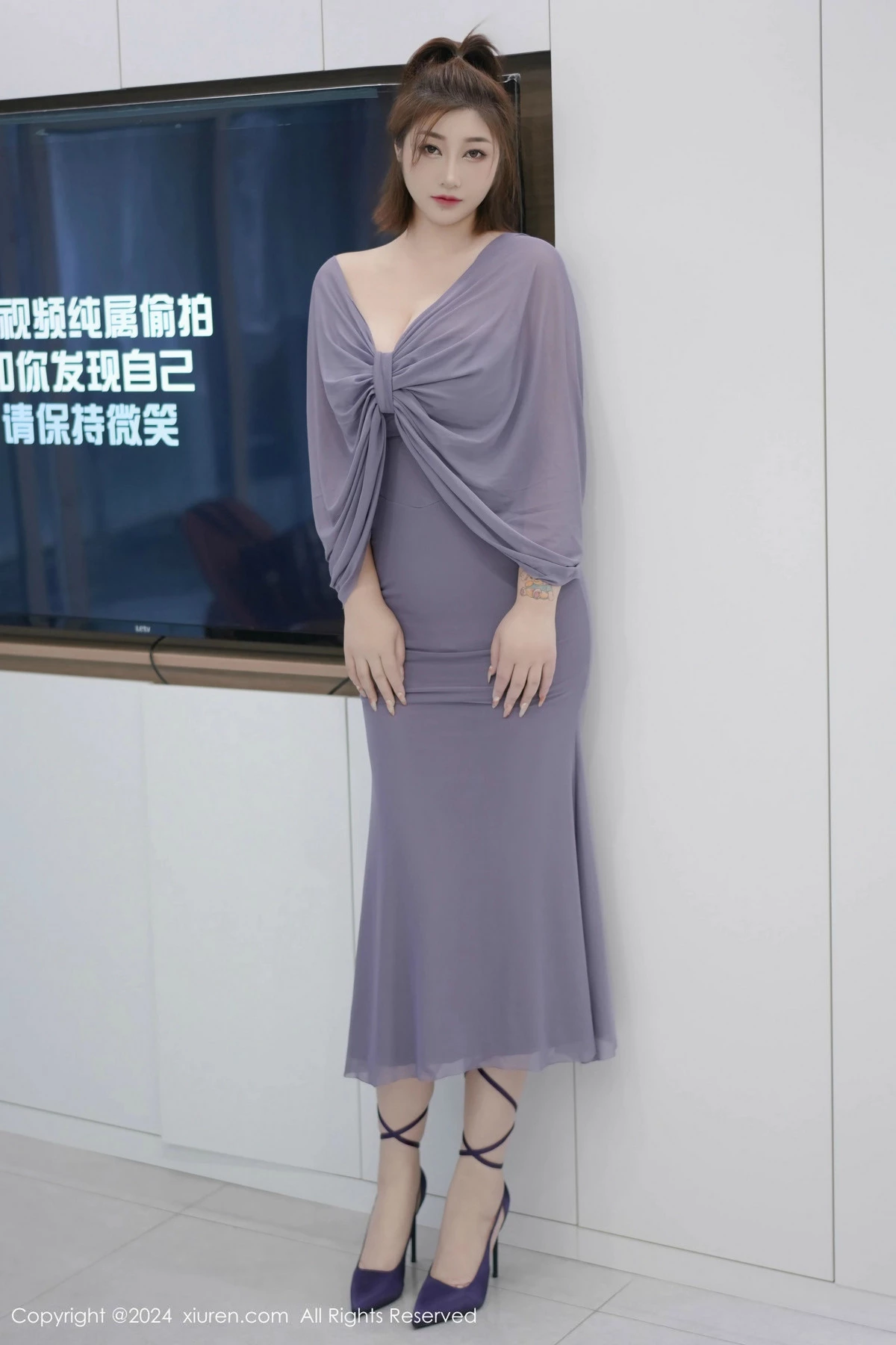 [[XiuRen秀人网]秀人网]No.9525_女神妲己_Toxic性感灰色连衣裙露白色珍珠内衣秀丰腴身材诱惑写真70P