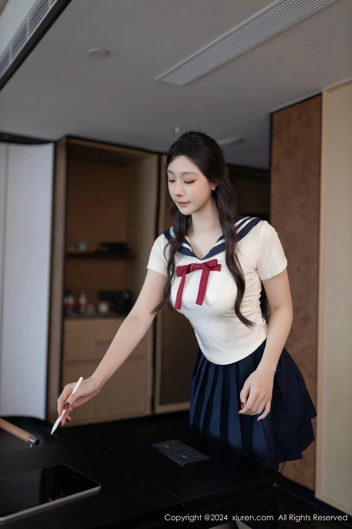 [[XiuRen秀人网]秀人网]No.9530_模特小逗逗性感JK制服露白色内衣配超薄黑丝秀曼妙身姿诱惑写真80P