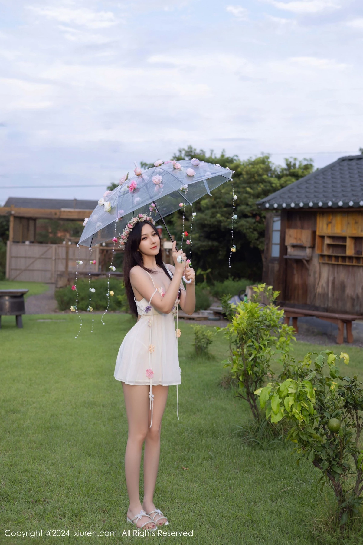 [[XiuRen秀人网]秀人网]No.9531_模特鱼子酱Fish花朵主题白色吊带配原色丝袜秀曼妙身姿诱惑写真80P