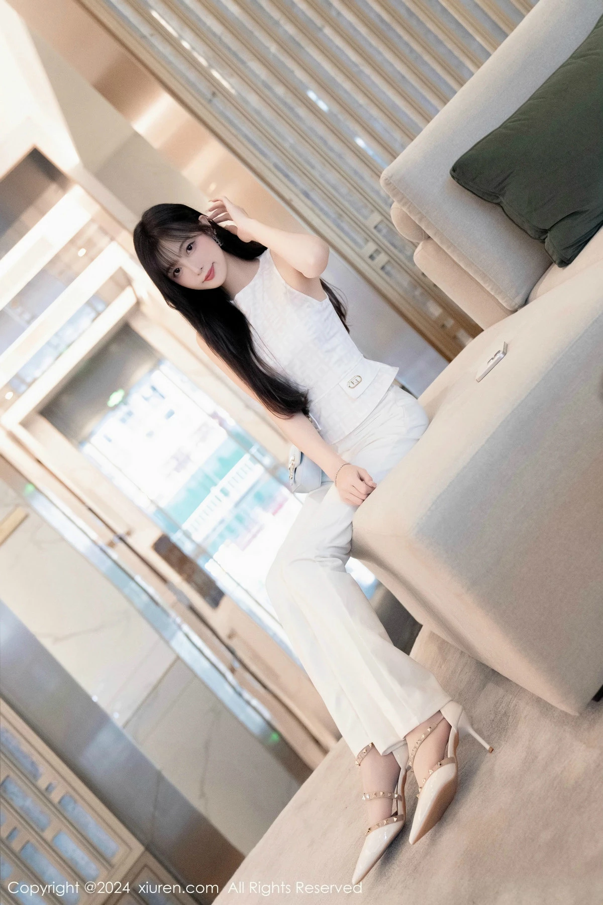 [[XiuRen秀人网]秀人网]No.9528_模特林星阑性感白上衣配简约长裤露白色内衣秀曼妙身姿诱惑写真84P