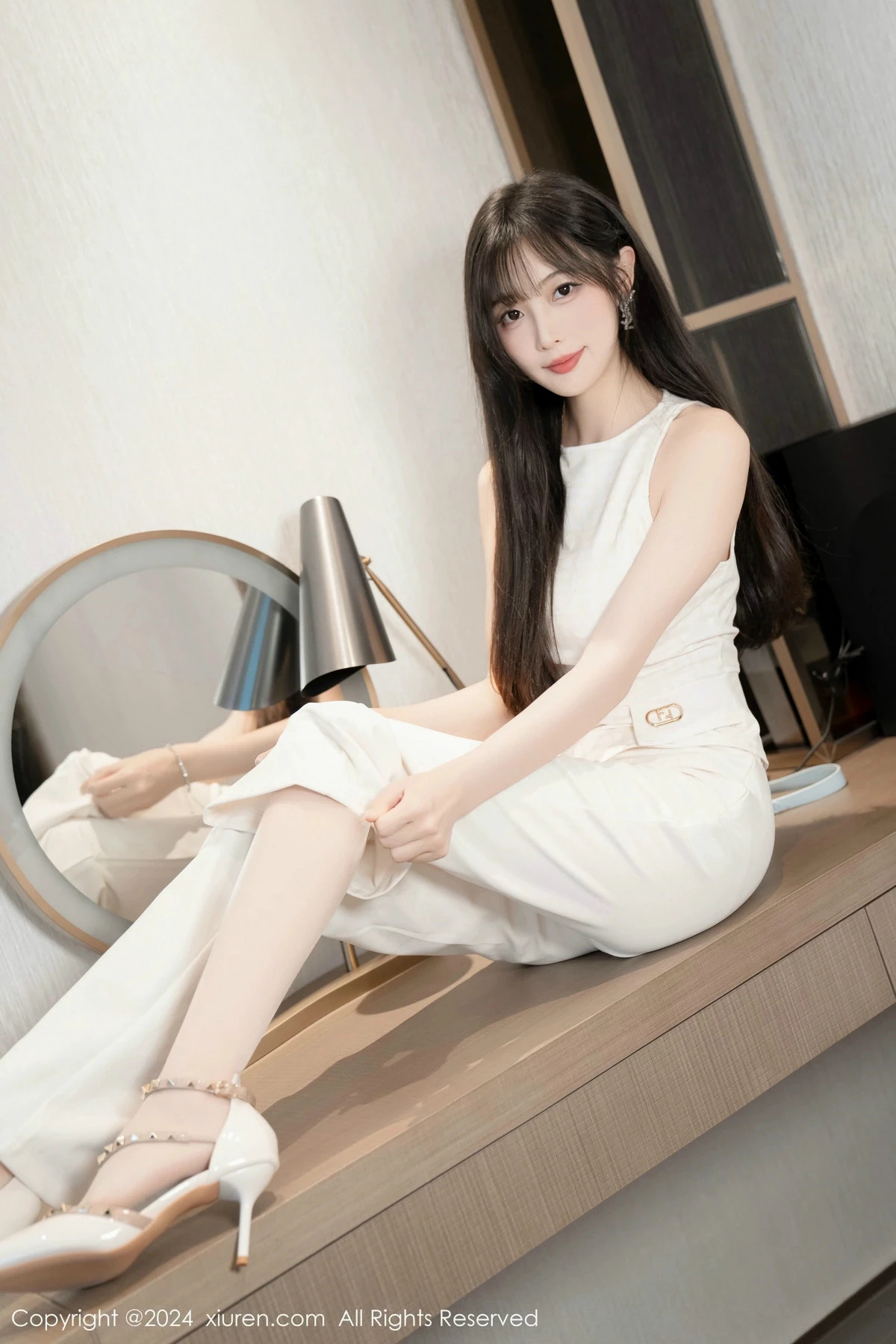 [[XiuRen秀人网]秀人网]No.9528_模特林星阑性感白上衣配简约长裤露白色内衣秀曼妙身姿诱惑写真84P