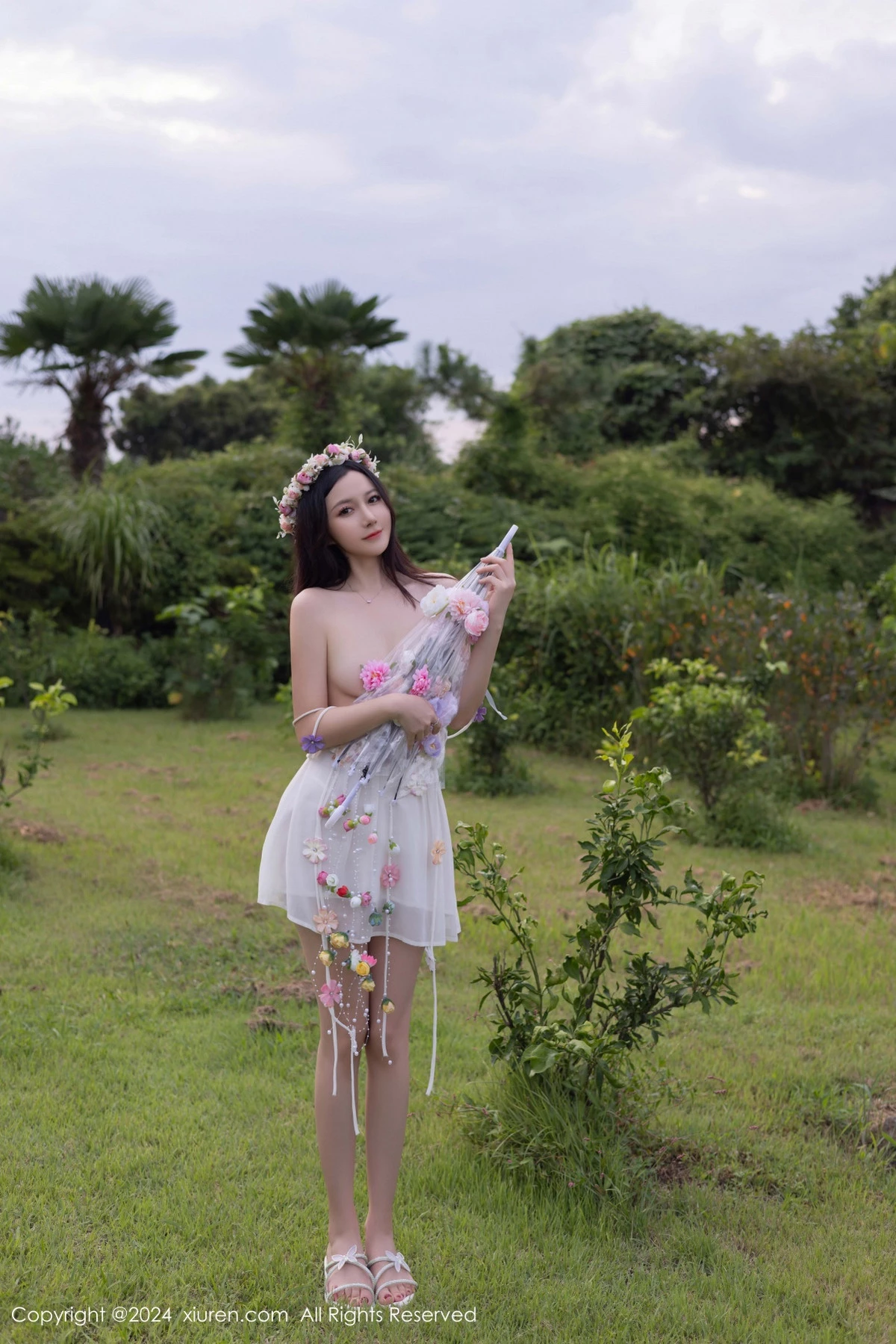 [[XiuRen秀人网]秀人网]No.9531_模特鱼子酱Fish花朵主题白色吊带配原色丝袜秀曼妙身姿诱惑写真80P