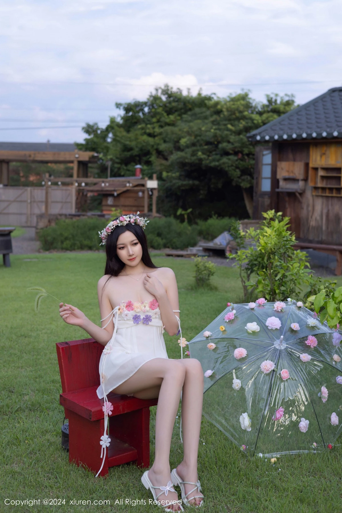 [[XiuRen秀人网]秀人网]No.9531_模特鱼子酱Fish花朵主题白色吊带配原色丝袜秀曼妙身姿诱惑写真80P