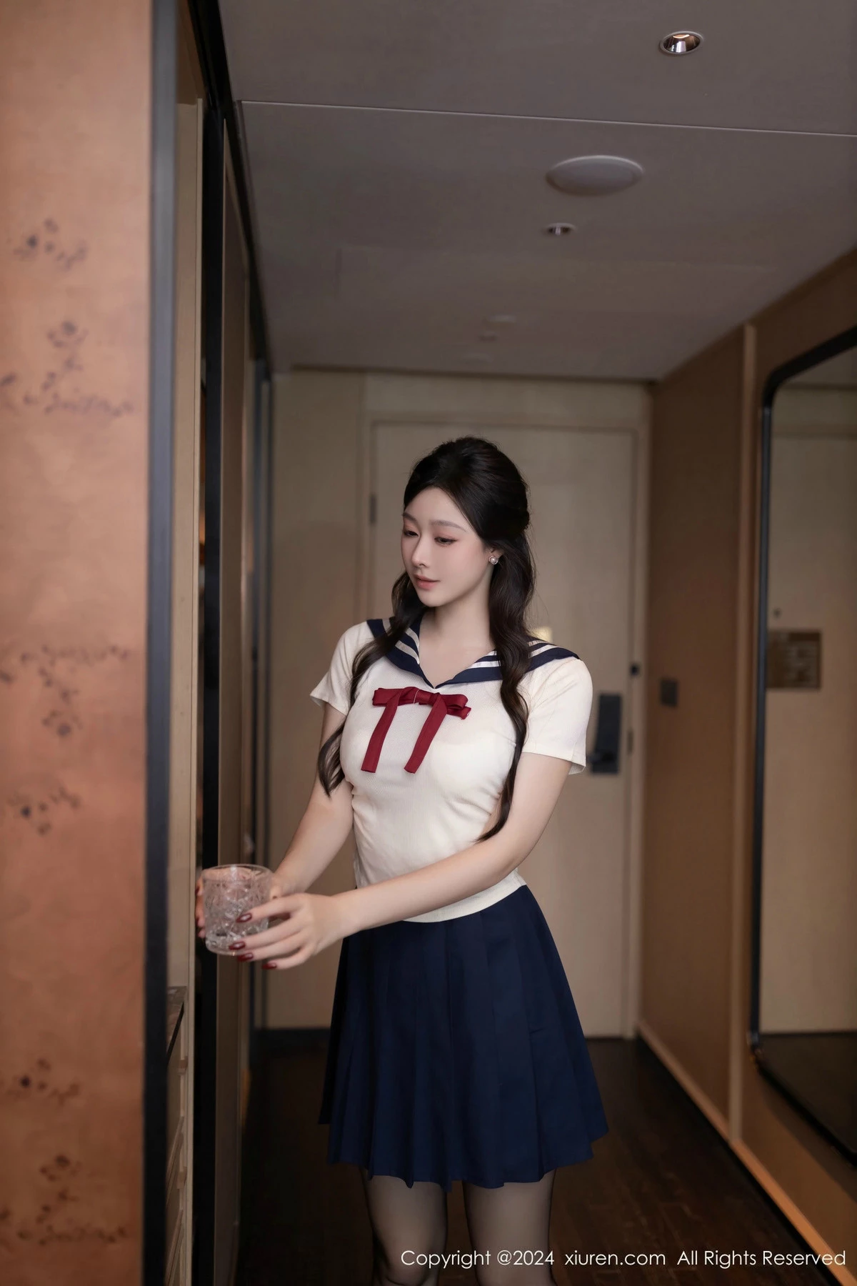 [[XiuRen秀人网]秀人网]No.9530_模特小逗逗性感JK制服露白色内衣配超薄黑丝秀曼妙身姿诱惑写真80P