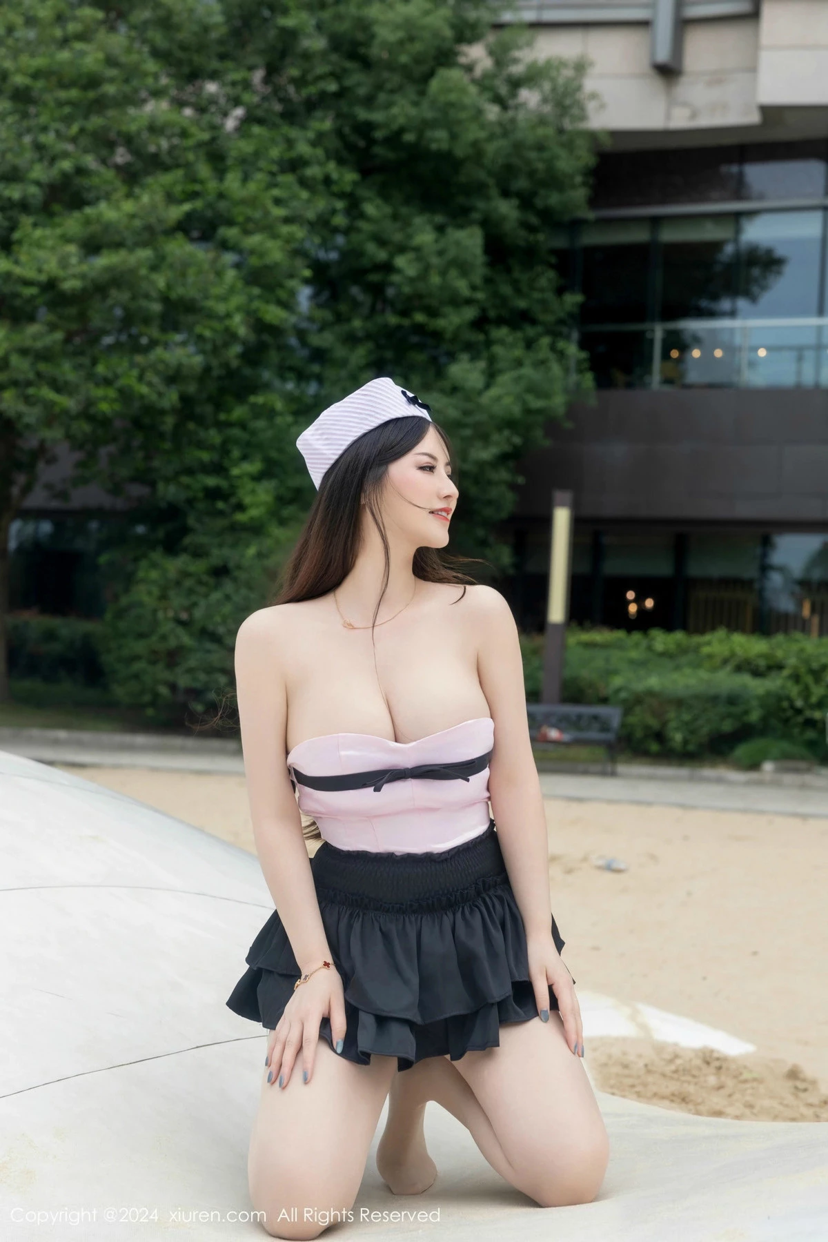 [[XiuRen秀人网]秀人网]No.9527_模特诗诗kiki公园场景性感粉色护士服配肉丝袜秀丰腴身材诱惑写真78P