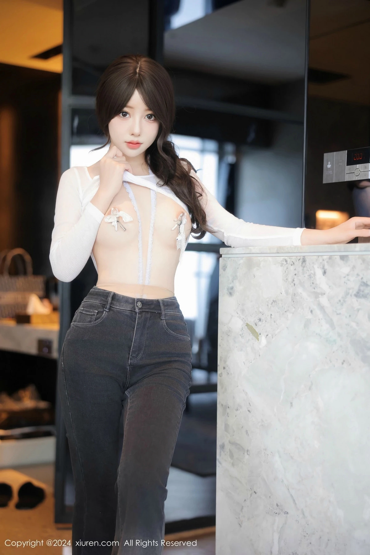 [[XiuRen秀人网]秀人网]No.9524_模特桃妖夭性感白T配牛仔裤露白色情趣内衣秀惹火身材诱惑写真89P