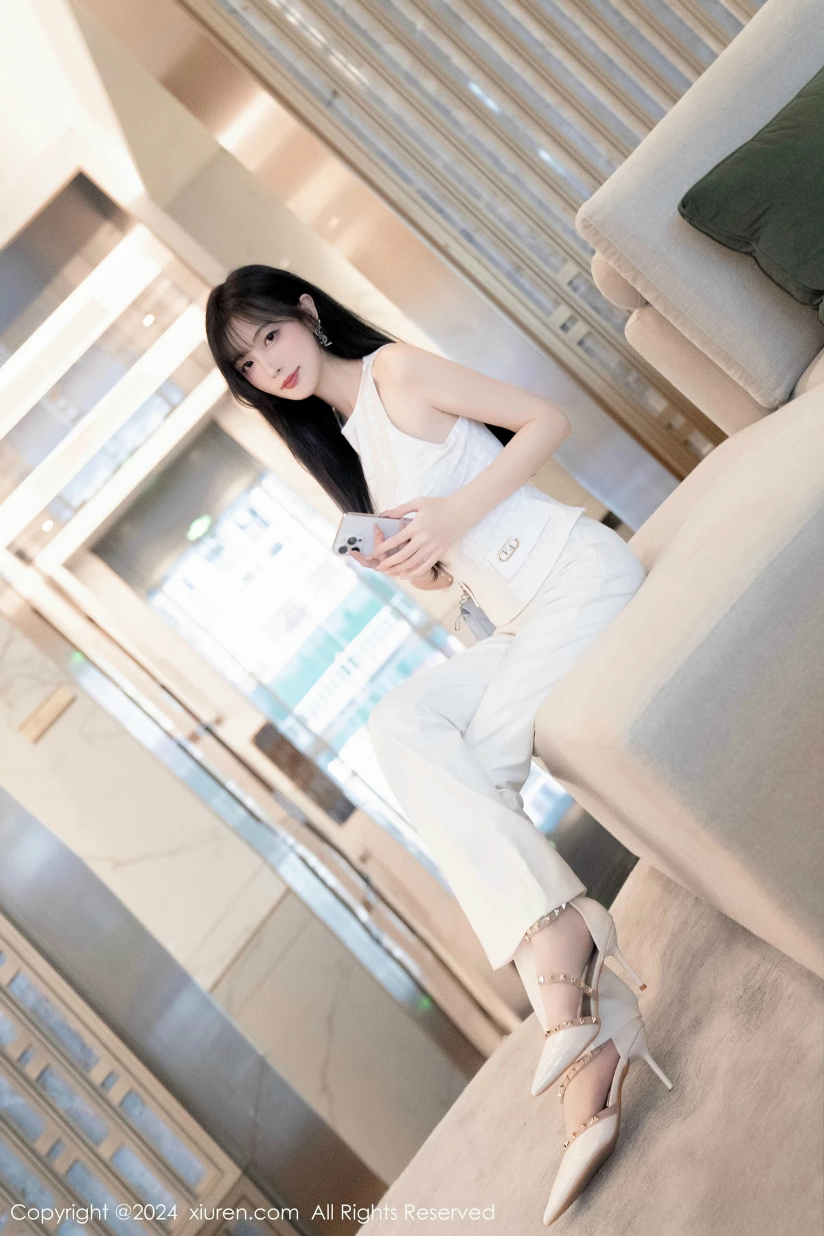 [[XiuRen秀人网]秀人网]No.9528_模特林星阑性感白上衣配简约长裤露白色内衣秀曼妙身姿诱惑写真84P