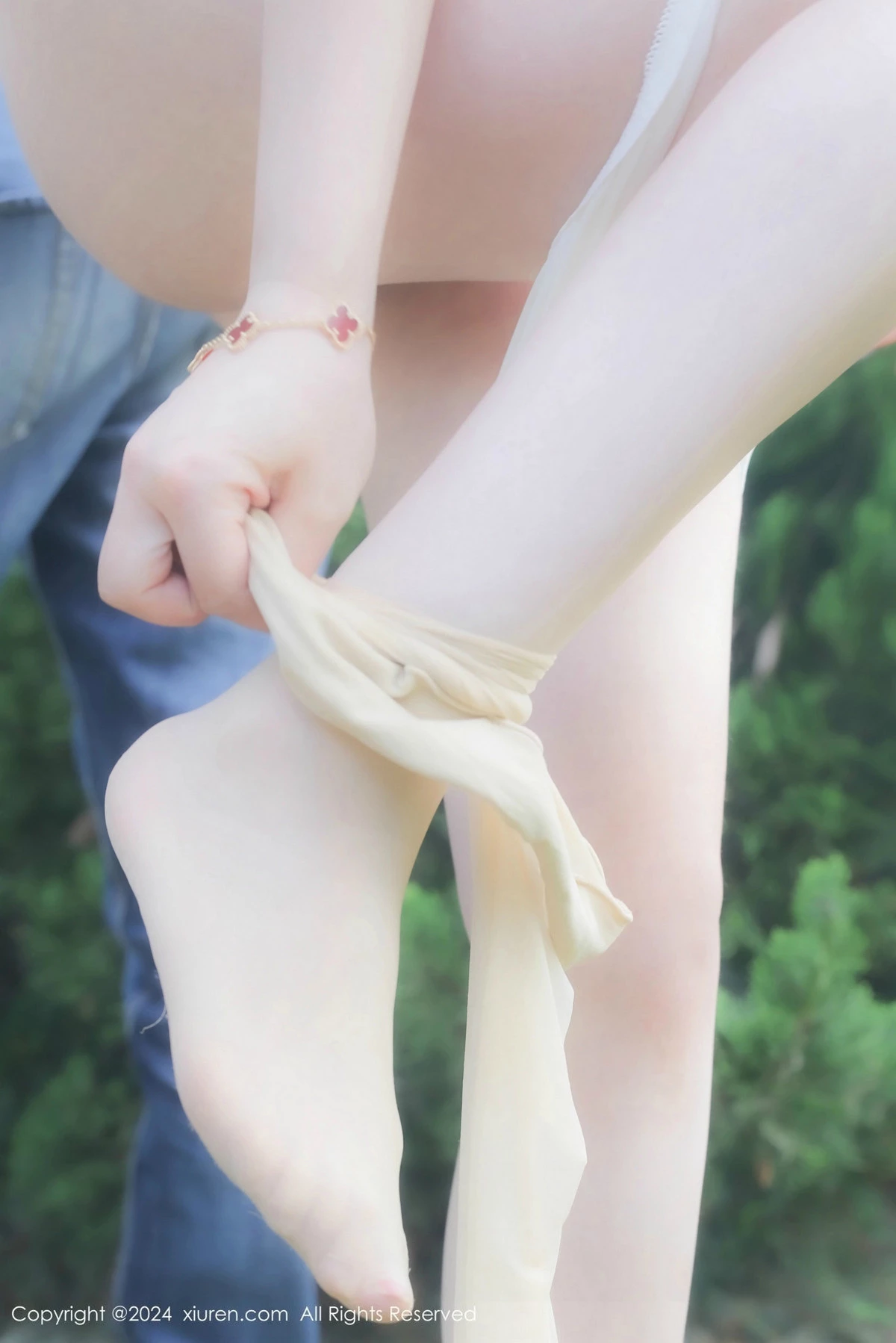 [[XiuRen秀人网]秀人网]No.9527_模特诗诗kiki公园场景性感粉色护士服配肉丝袜秀丰腴身材诱惑写真78P