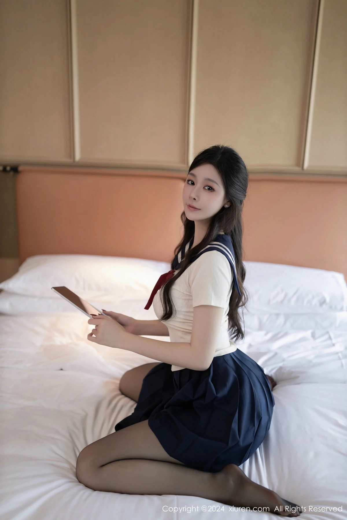 [[XiuRen秀人网]秀人网]No.9530_模特小逗逗性感JK制服露白色内衣配超薄黑丝秀曼妙身姿诱惑写真80P