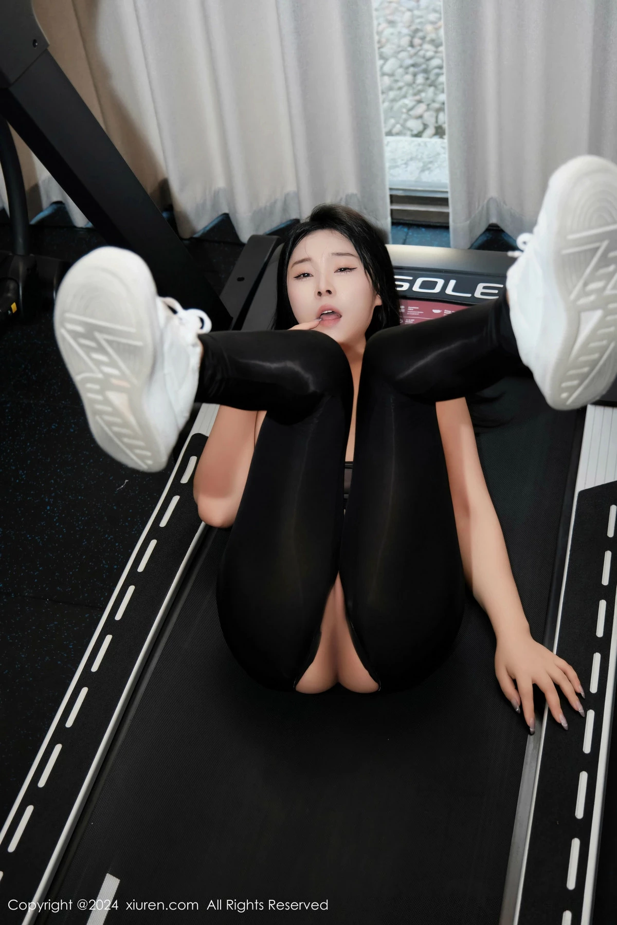 [[XiuRen秀人网]秀人网]No.9540_模特麦田健身房场景性感灰色运动衣配黑丝裤袜秀丰满身材诱惑写真84P