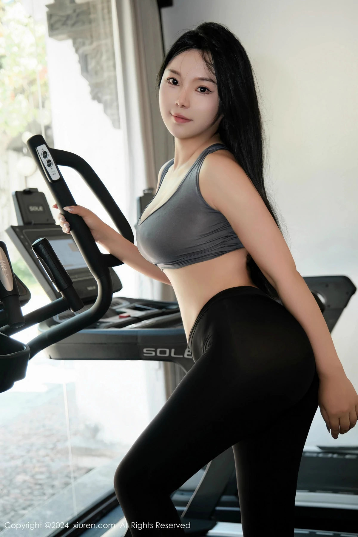 [[XiuRen秀人网]秀人网]No.9540_模特麦田健身房场景性感灰色运动衣配黑丝裤袜秀丰满身材诱惑写真84P