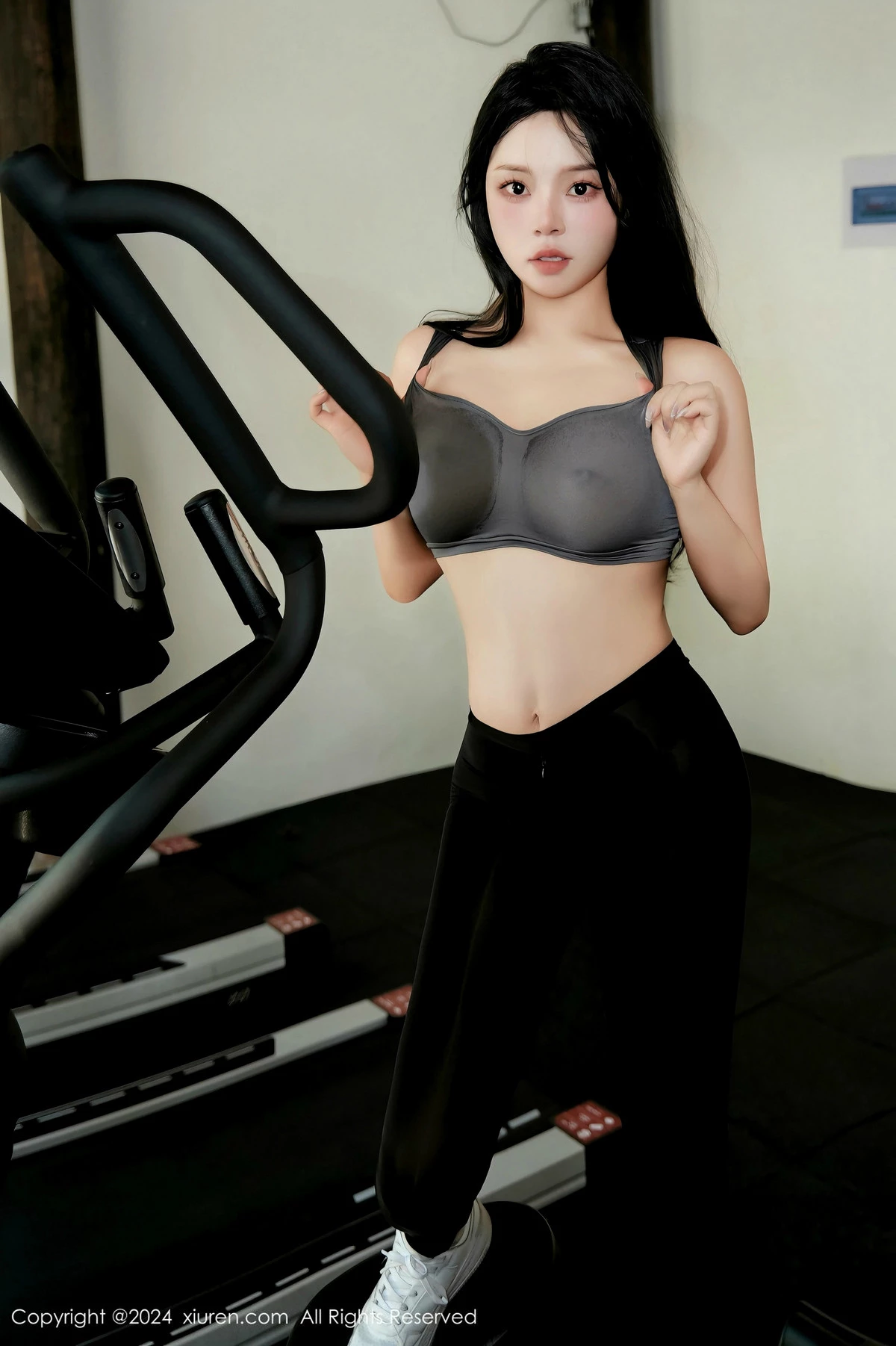 [[XiuRen秀人网]秀人网]No.9540_模特麦田健身房场景性感灰色运动衣配黑丝裤袜秀丰满身材诱惑写真84P