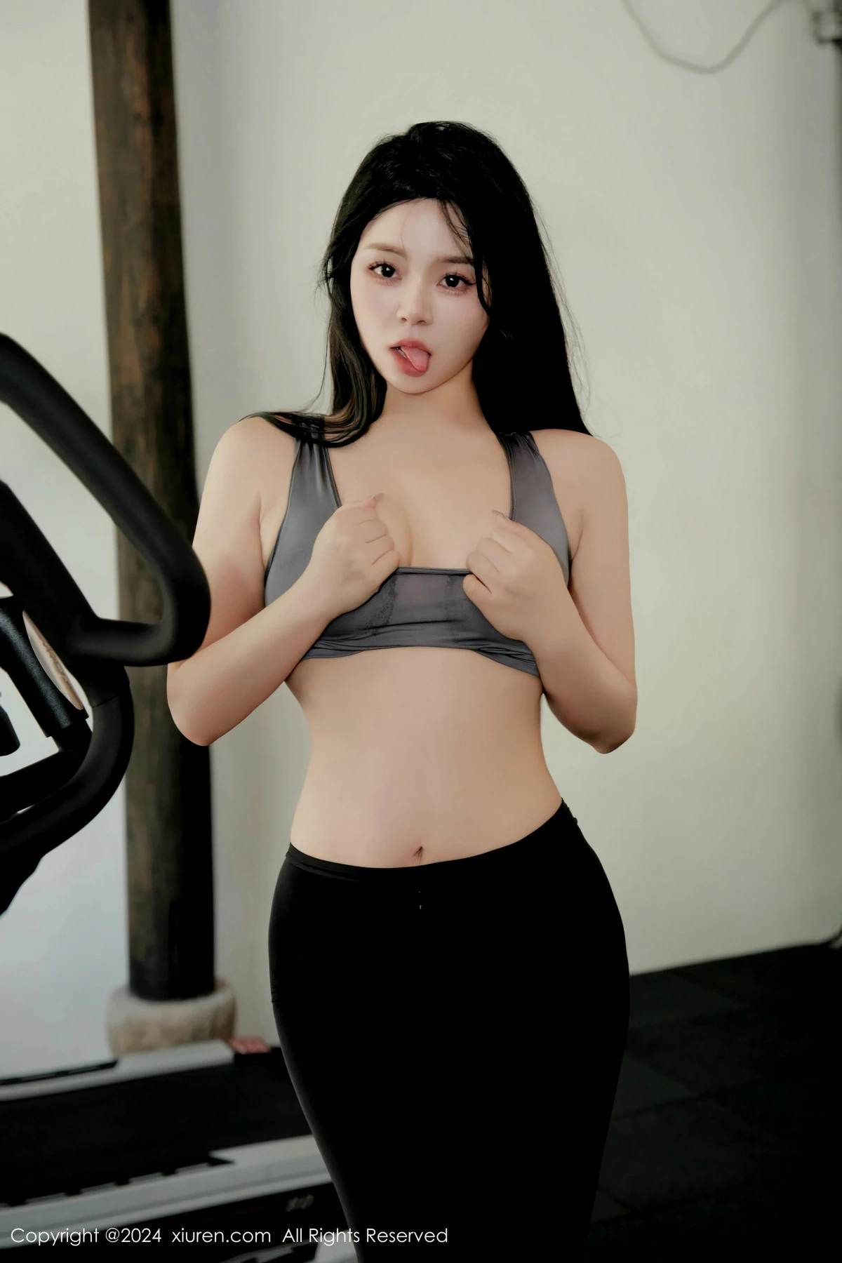[[XiuRen秀人网]秀人网]No.9540_模特麦田健身房场景性感灰色运动衣配黑丝裤袜秀丰满身材诱惑写真84P