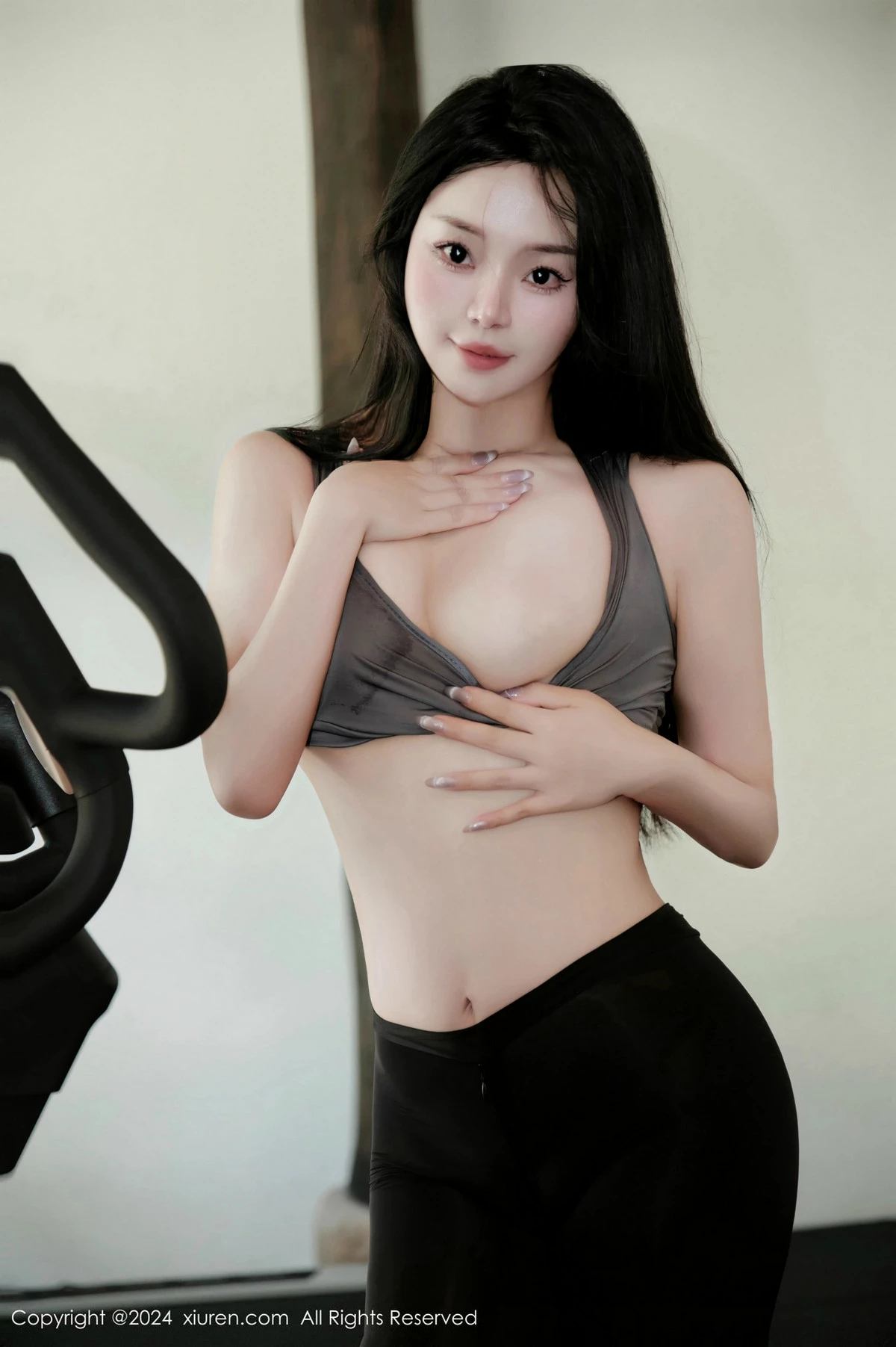 [[XiuRen秀人网]秀人网]No.9540_模特麦田健身房场景性感灰色运动衣配黑丝裤袜秀丰满身材诱惑写真84P