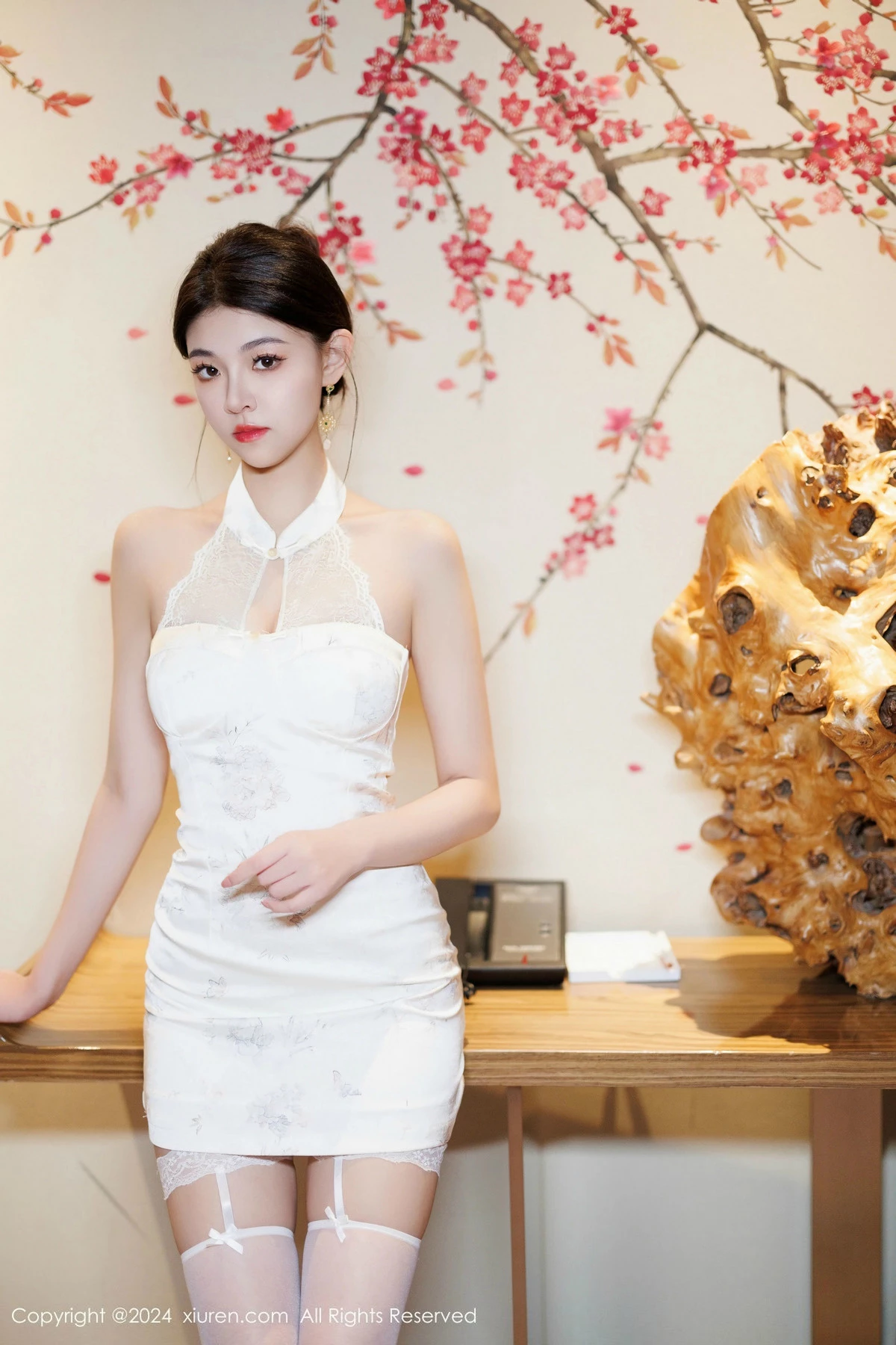 [[XiuRen秀人网]秀人网]No.9548_模特初梦瑶性感白色连衣短裙露白色内衣配白丝吊袜秀美腿诱惑写真84P