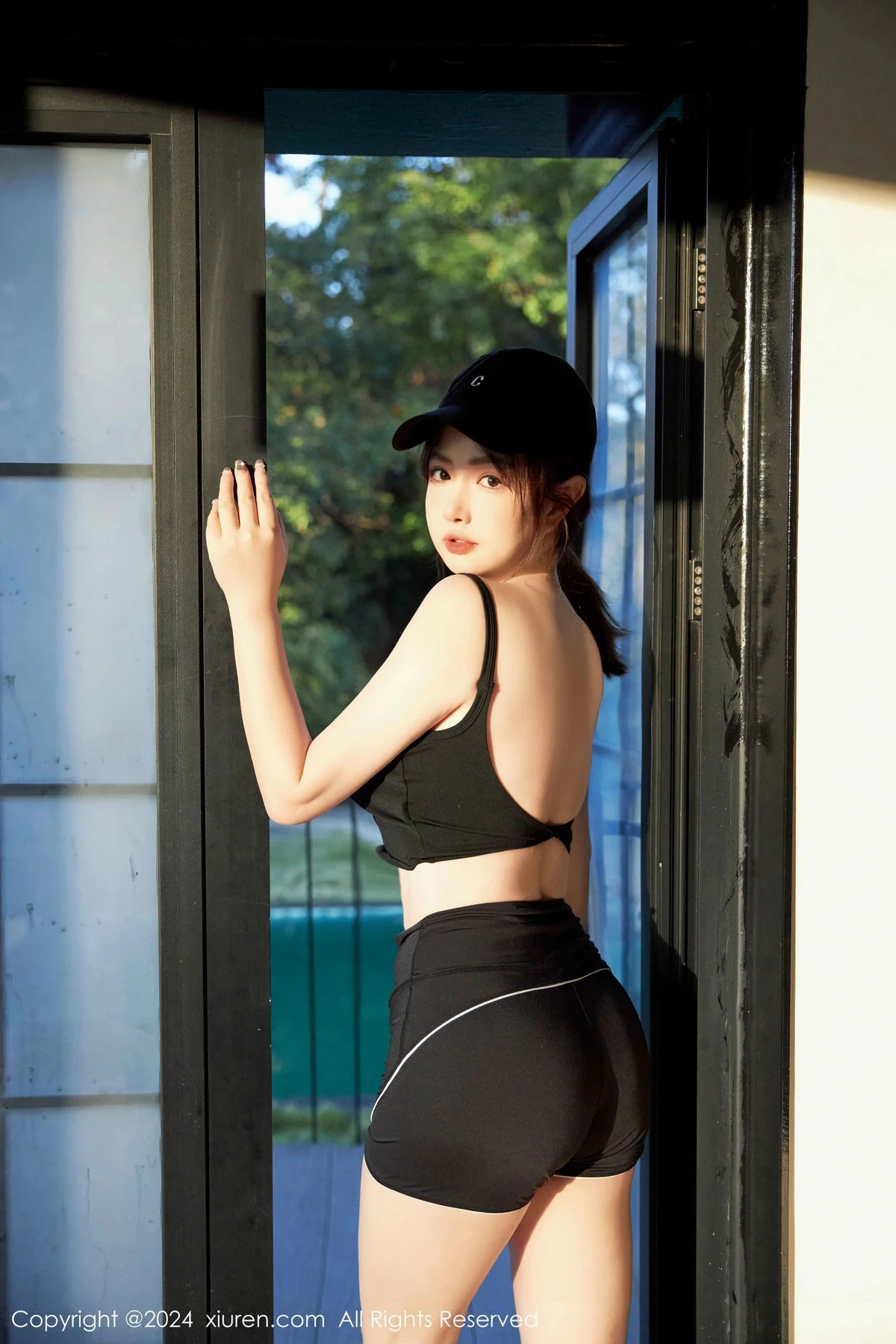 [[XiuRen秀人网]秀人网]No.9549_模特养乐多Doll性感深色运动服饰秀丰满身材白嫩美腿诱惑写真52P