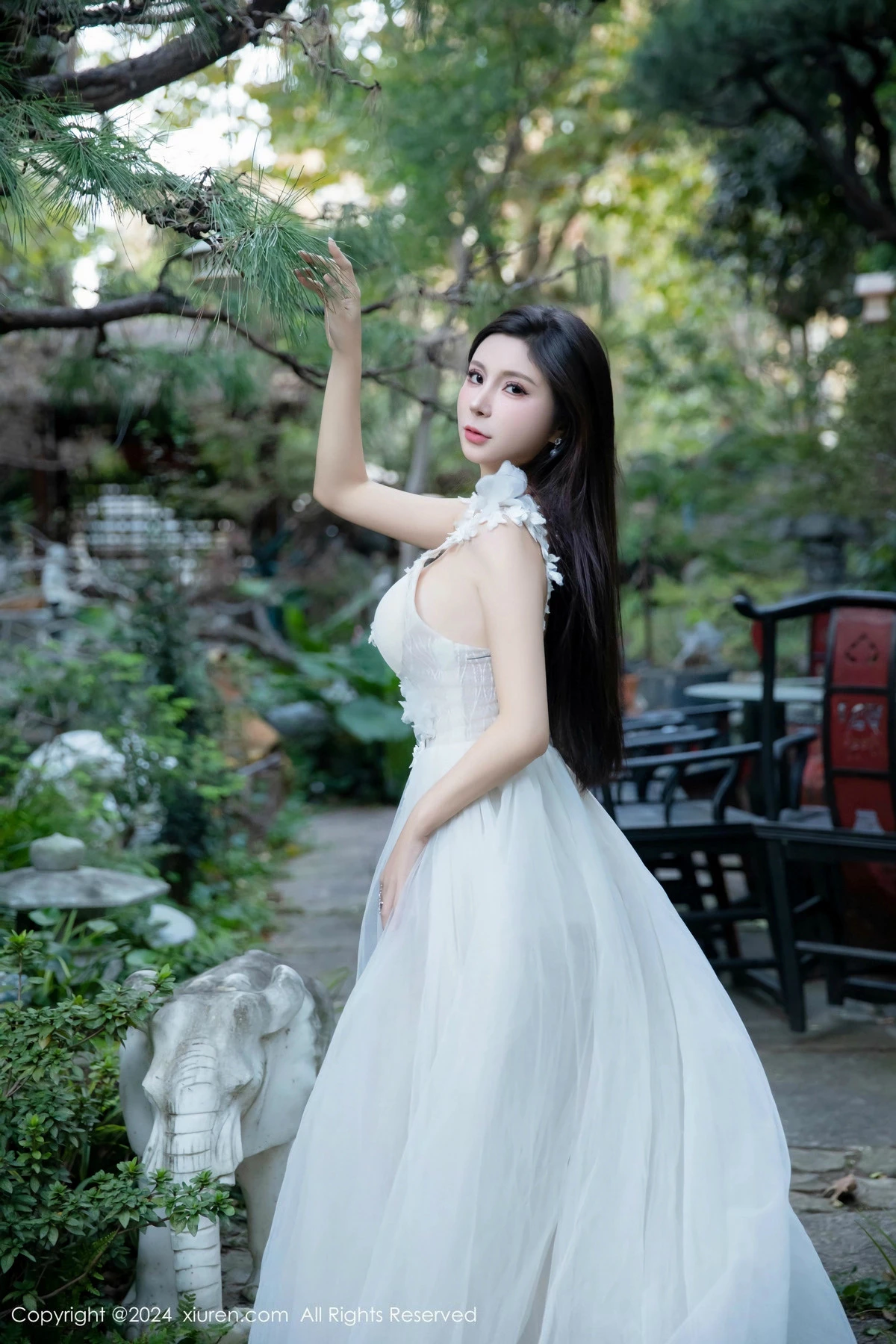 [[XiuRen秀人网]秀人网]No.9552_模特小蛮妖Yummy性感白纱连衣裙配白丝袜秀完美身材诱惑写真75P