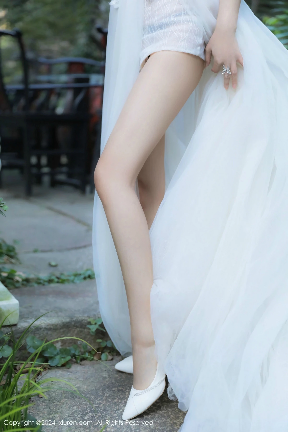 [[XiuRen秀人网]秀人网]No.9552_模特小蛮妖Yummy性感白纱连衣裙配白丝袜秀完美身材诱惑写真75P