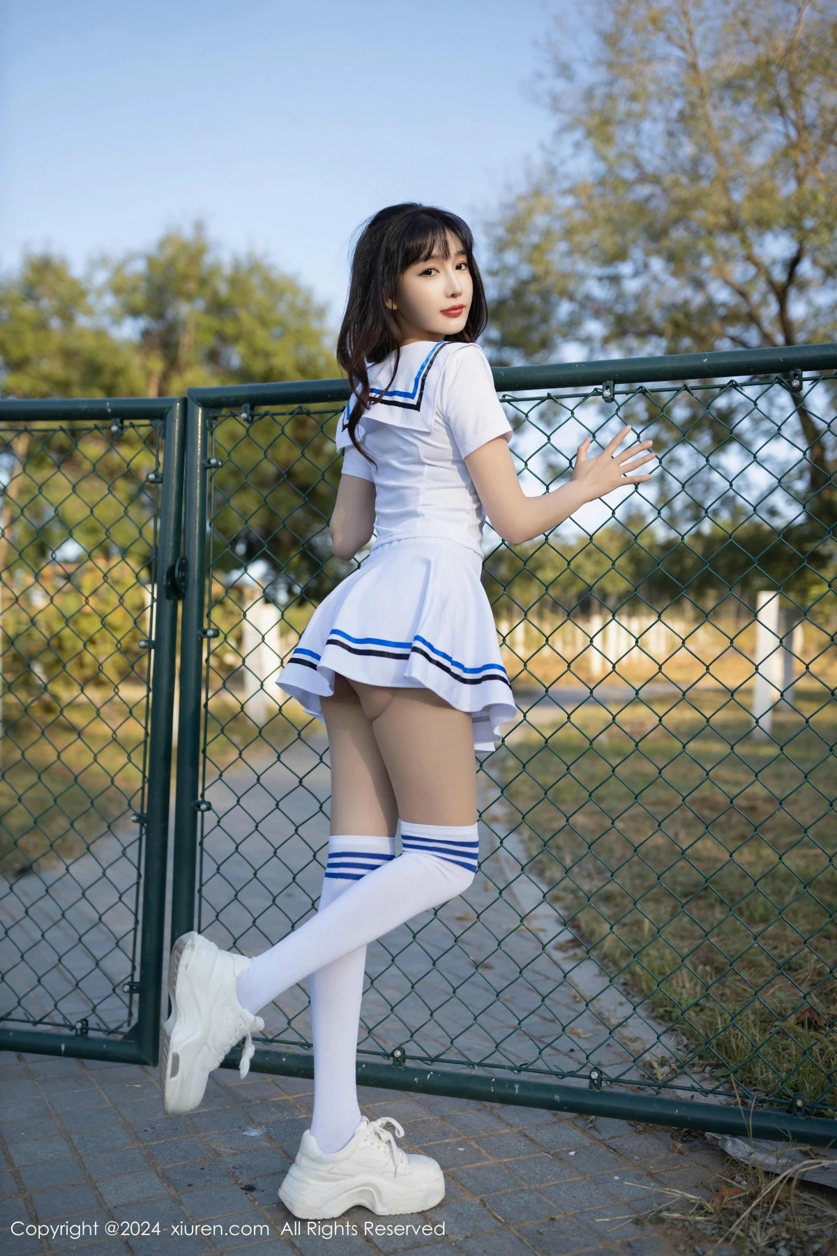 [[XiuRen秀人网]秀人网]No.9554_模特陆萱萱学生套装露黑色蕾丝内衣配开档肉丝秀完美身材诱惑写真80P