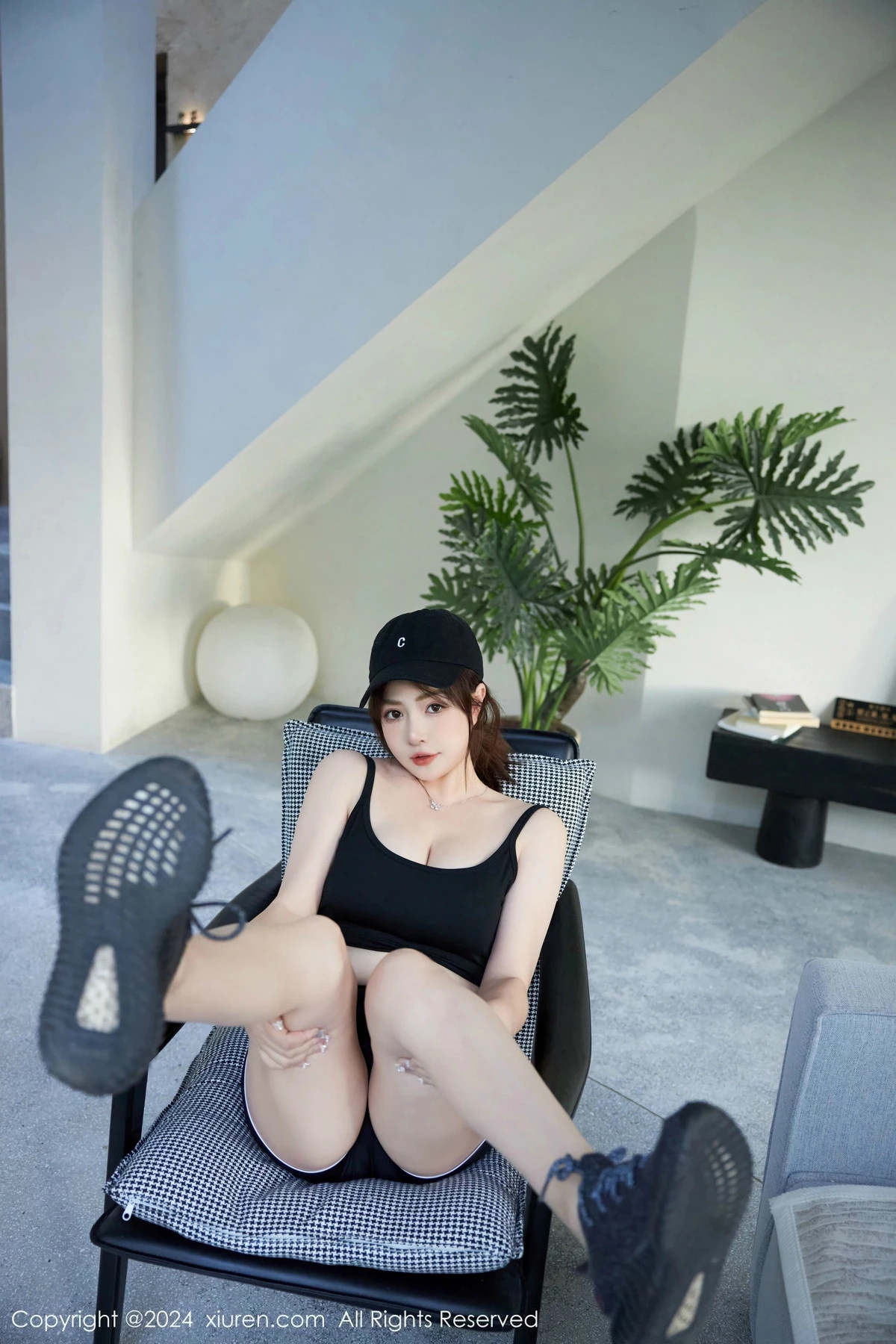 [[XiuRen秀人网]秀人网]No.9549_模特养乐多Doll性感深色运动服饰秀丰满身材白嫩美腿诱惑写真52P