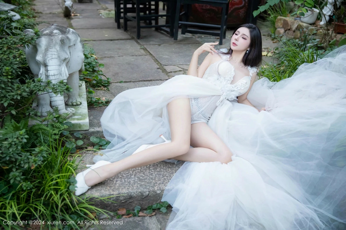 [[XiuRen秀人网]秀人网]No.9552_模特小蛮妖Yummy性感白纱连衣裙配白丝袜秀完美身材诱惑写真75P