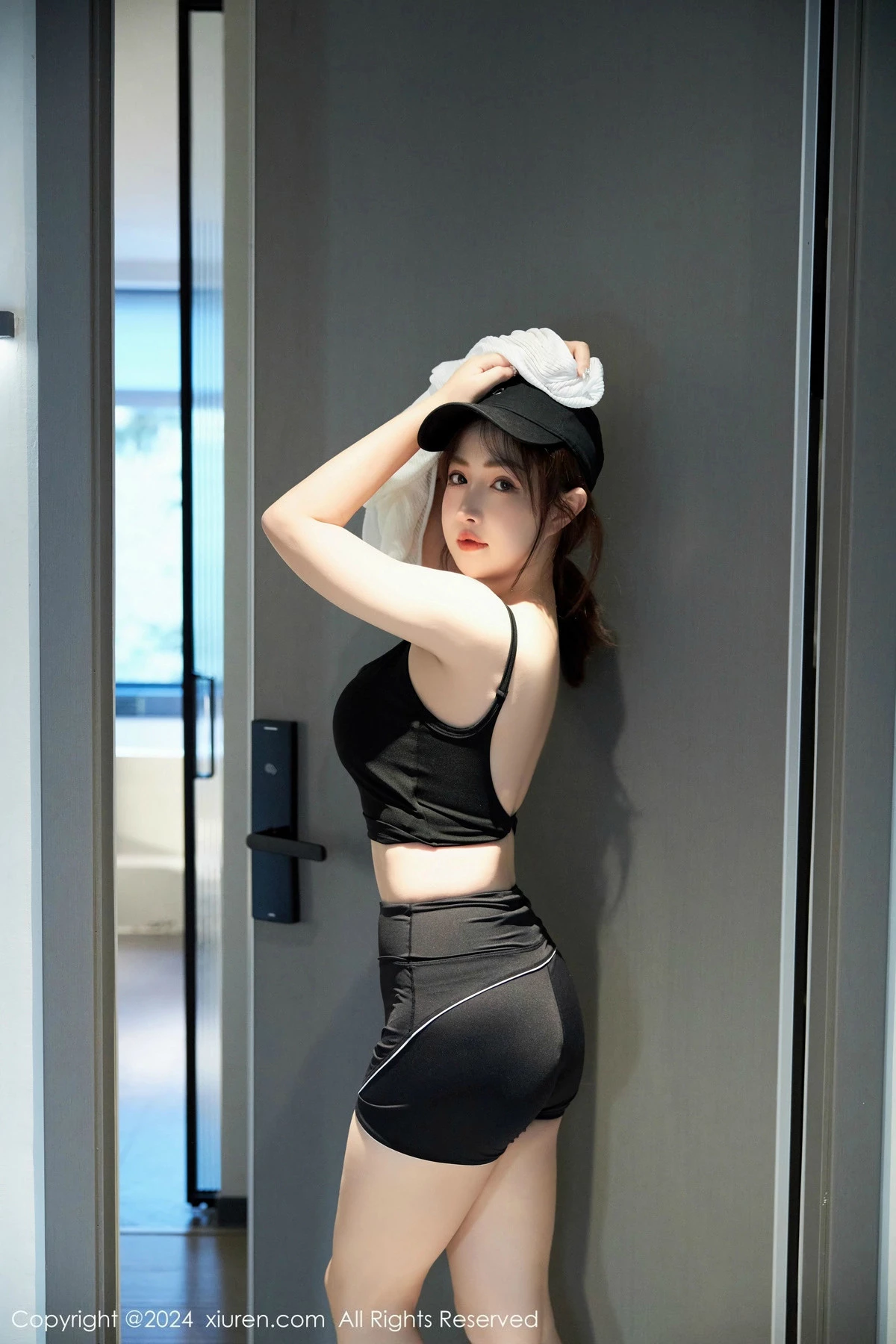 [[XiuRen秀人网]秀人网]No.9549_模特养乐多Doll性感深色运动服饰秀丰满身材白嫩美腿诱惑写真52P