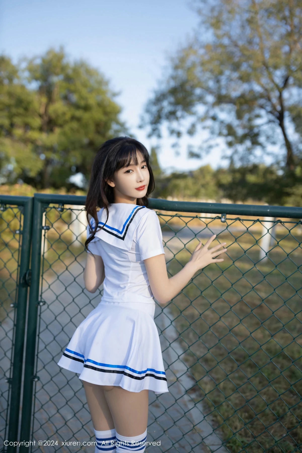 [[XiuRen秀人网]秀人网]No.9554_模特陆萱萱学生套装露黑色蕾丝内衣配开档肉丝秀完美身材诱惑写真80P