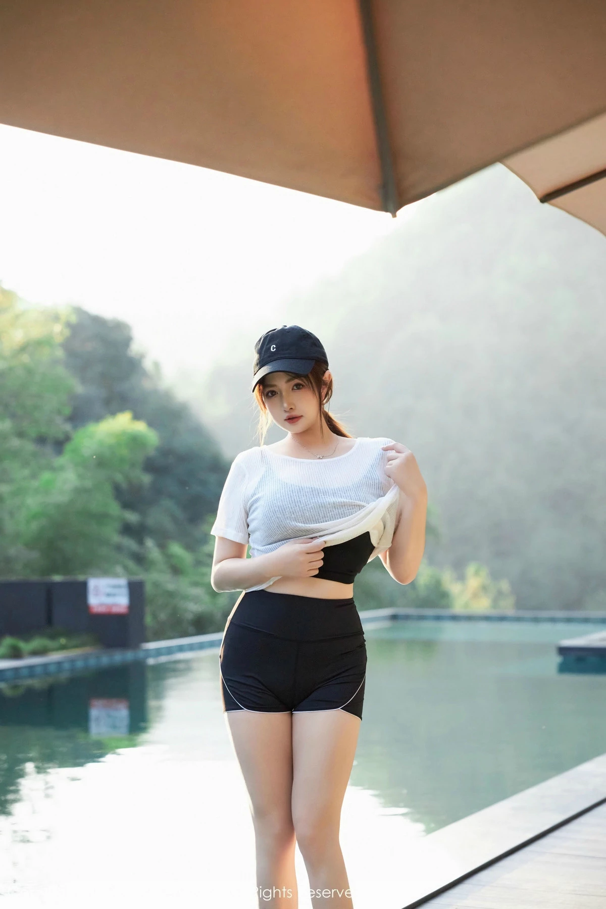 [[XiuRen秀人网]秀人网]No.9549_模特养乐多Doll性感深色运动服饰秀丰满身材白嫩美腿诱惑写真52P