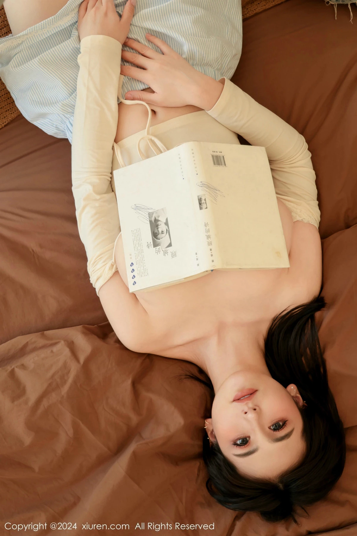 [[XiuRen秀人网]秀人网]No.9551_模特奶芙乔乔居家性感浅米色上衣配小短裤秀凹凸身材诱惑写真86P