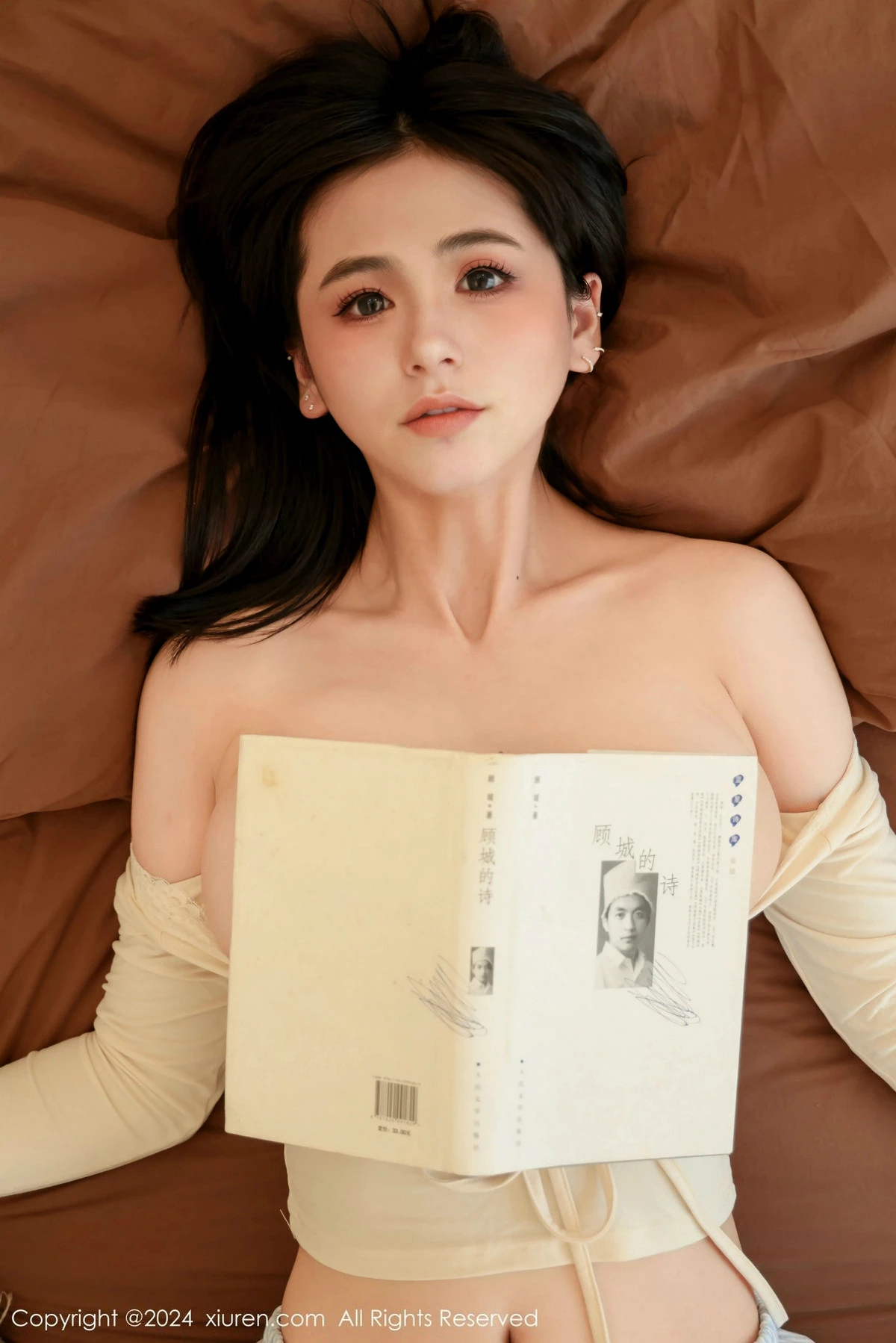 [[XiuRen秀人网]秀人网]No.9551_模特奶芙乔乔居家性感浅米色上衣配小短裤秀凹凸身材诱惑写真86P