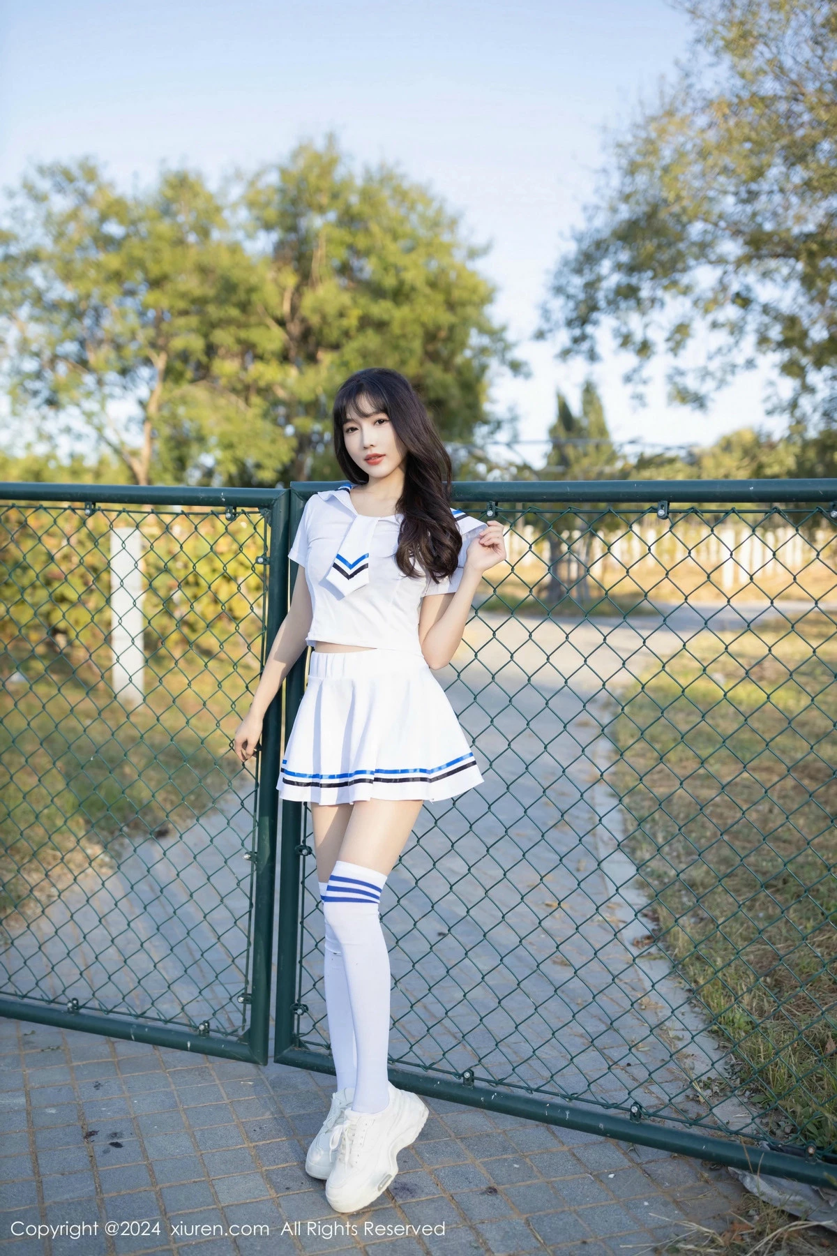 [[XiuRen秀人网]秀人网]No.9554_模特陆萱萱学生套装露黑色蕾丝内衣配开档肉丝秀完美身材诱惑写真80P