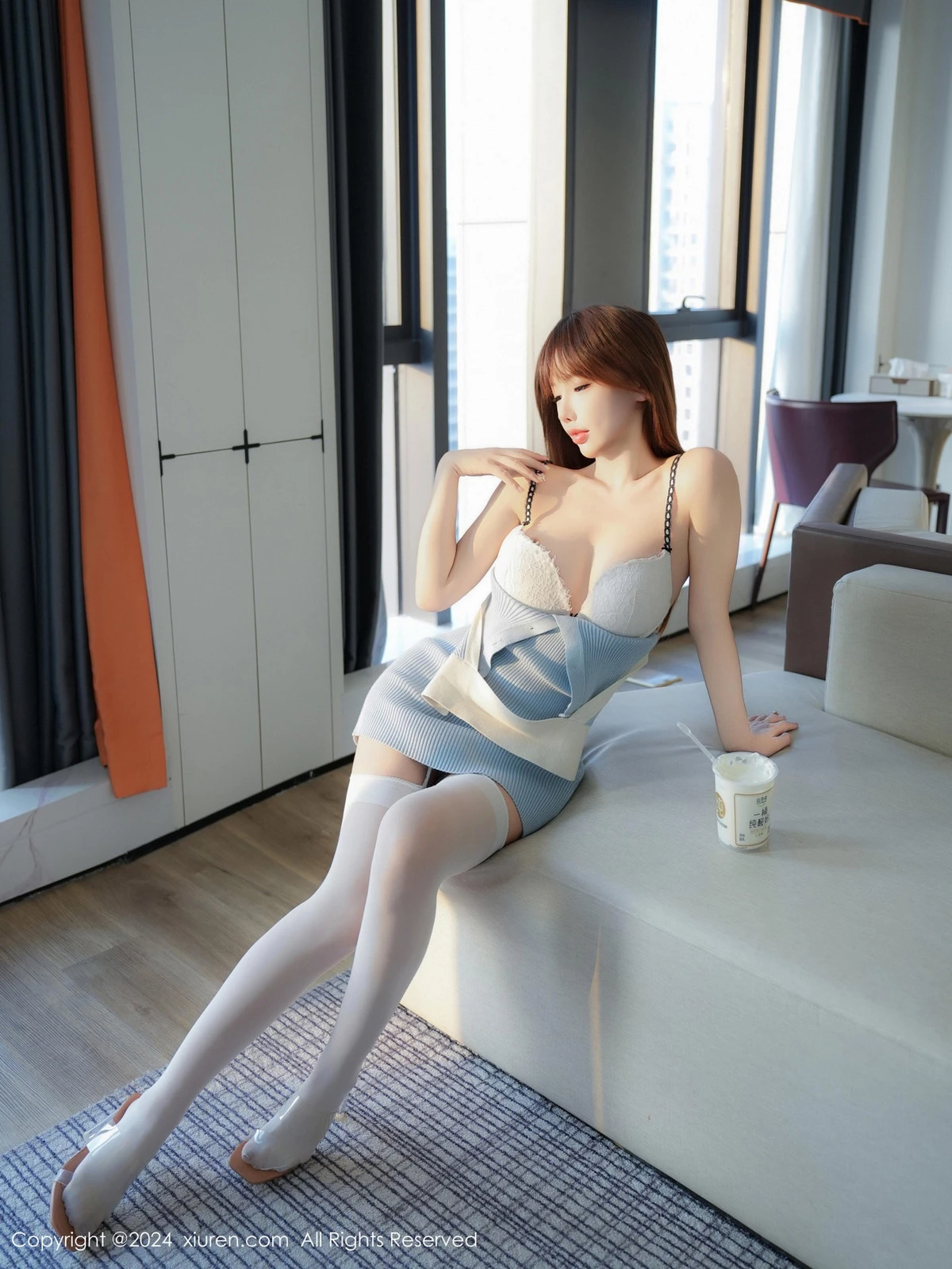 [[XiuRen秀人网]秀人网]No.9458_新人模特李金金蓝色连衣短裙露白色内衣配白丝吊袜秀美腿诱惑写真98P