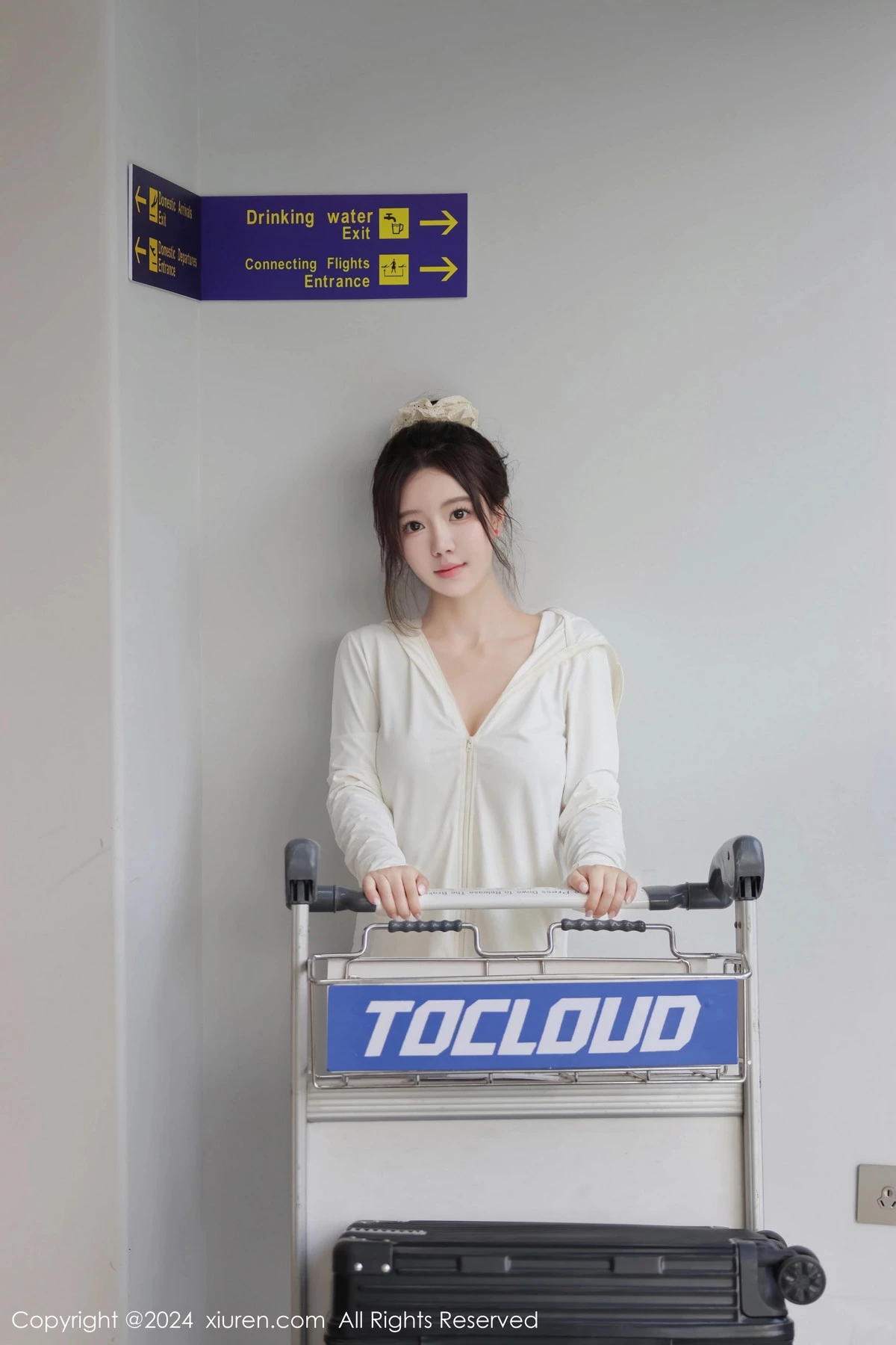 [[XiuRen秀人网]秀人网]No.9559_模特小薯条nienie性感白色制服+粉色猫女郎服饰秀完美身材诱惑写真57P