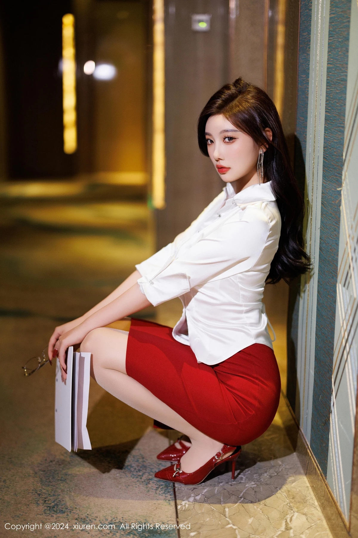 [[XiuRen秀人网]秀人网]No.9565_女神杨晨晨Yome性感白T配红短裙露白色内衣秀丰腴身材诱惑写真80P