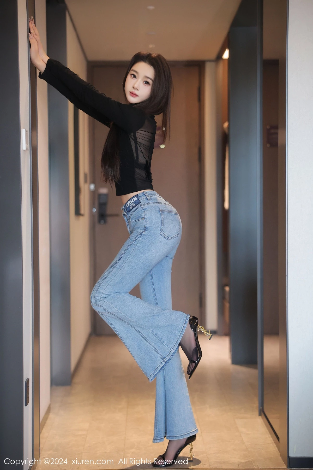 [[XiuRen秀人网]秀人网]No.9555_模特Candy糖糖性感黑色上衣露黑色内衣配超薄黑丝极致魅惑写真76P