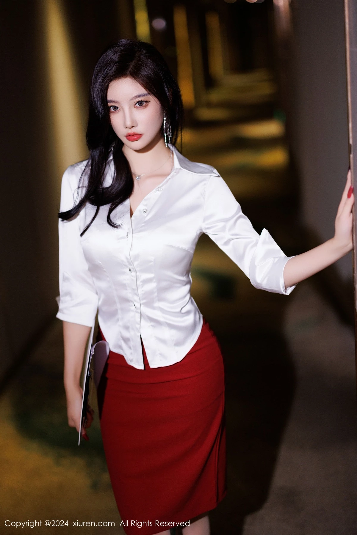 [[XiuRen秀人网]秀人网]No.9565_女神杨晨晨Yome性感白T配红短裙露白色内衣秀丰腴身材诱惑写真80P