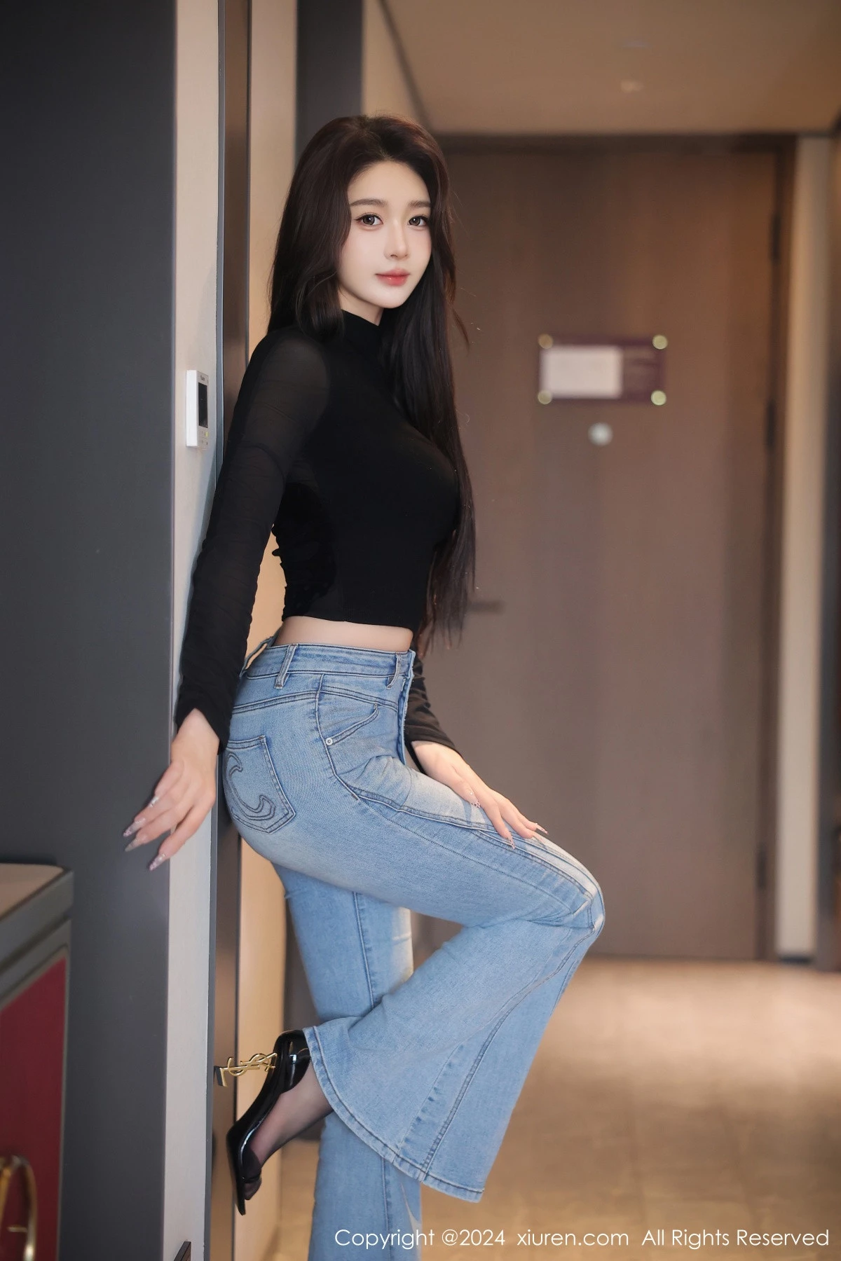 [[XiuRen秀人网]秀人网]No.9555_模特Candy糖糖性感黑色上衣露黑色内衣配超薄黑丝极致魅惑写真76P