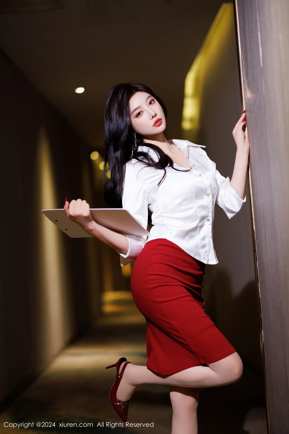 [[XiuRen秀人网]秀人网]No.9565_女神杨晨晨Yome性感白T配红短裙露白色内衣秀丰腴身材诱惑写真80P