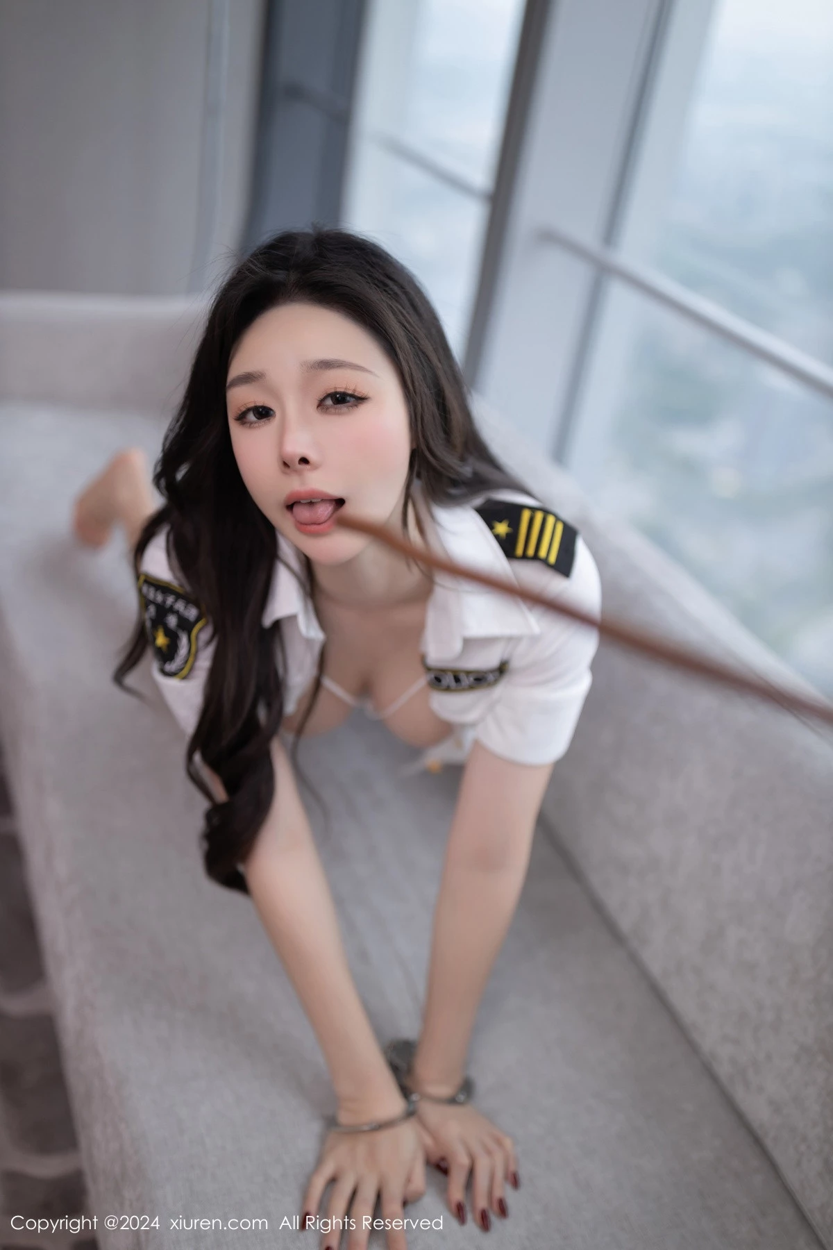 [[XiuRen秀人网]秀人网]No.9566_模特小逗逗性感白色制服露白色内衣配超薄肉丝秀曼妙身姿诱惑写真85P