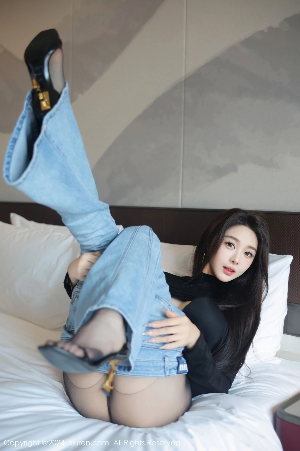 [[XiuRen秀人网]秀人网]No.9555_模特Candy糖糖性感黑色上衣露黑色内衣配超薄黑丝极致魅惑写真76P