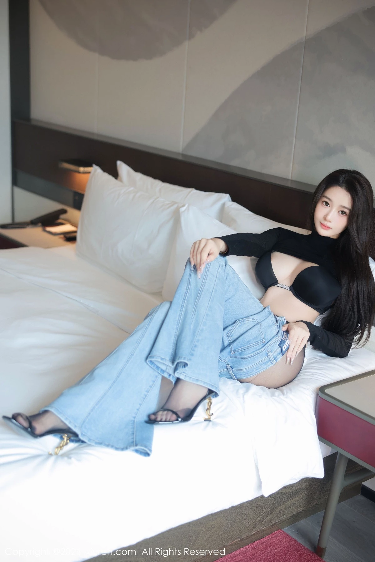 [[XiuRen秀人网]秀人网]No.9555_模特Candy糖糖性感黑色上衣露黑色内衣配超薄黑丝极致魅惑写真76P