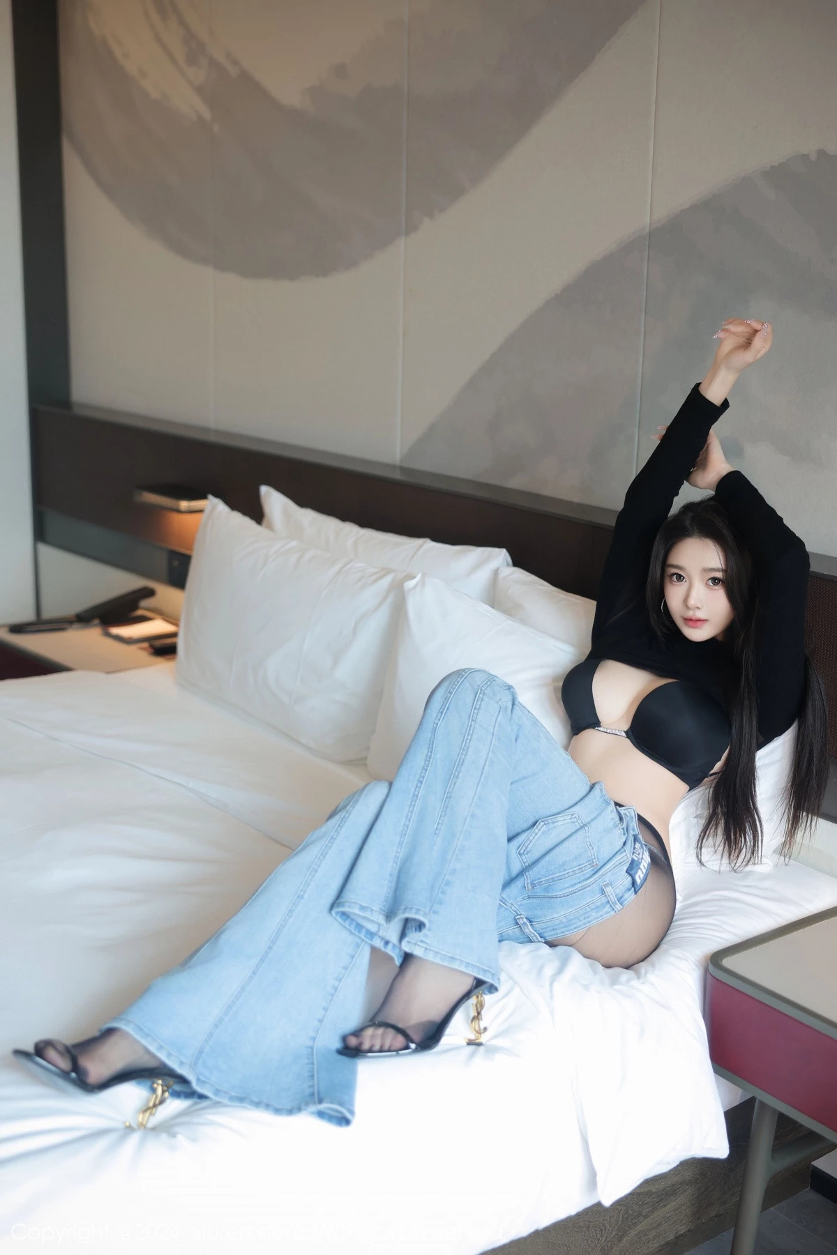 [[XiuRen秀人网]秀人网]No.9555_模特Candy糖糖性感黑色上衣露黑色内衣配超薄黑丝极致魅惑写真76P