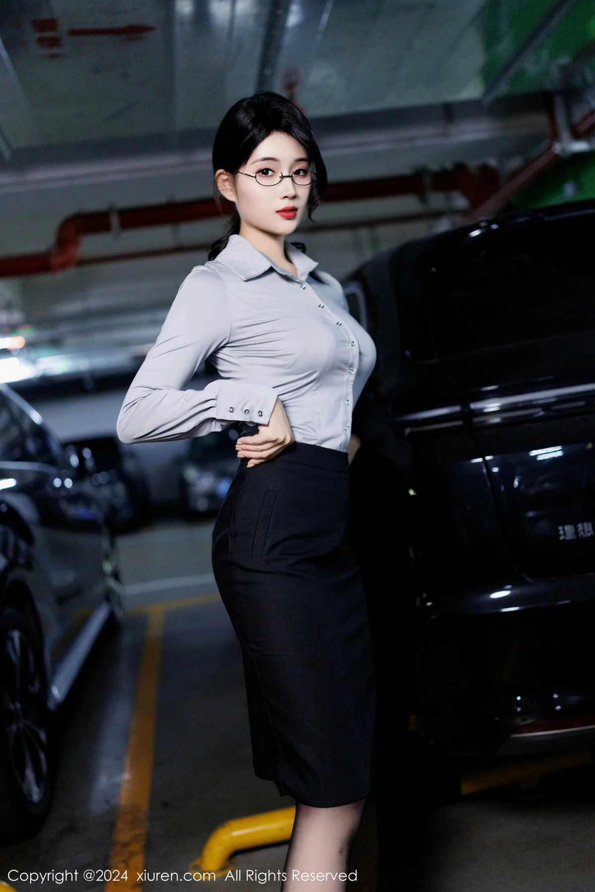 [[XiuRen秀人网]秀人网]No.9567_新人模特南乔灰色OL服饰露性感内衣配黑丝吊袜秀美腿诱惑写真90P