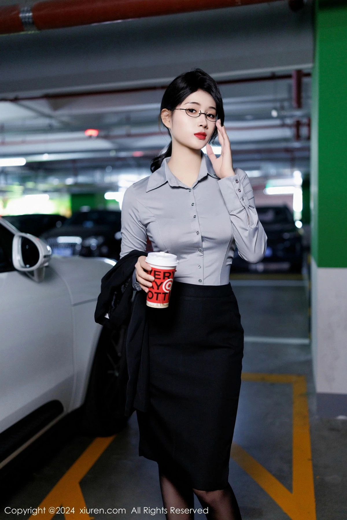 [[XiuRen秀人网]秀人网]No.9567_新人模特南乔灰色OL服饰露性感内衣配黑丝吊袜秀美腿诱惑写真90P