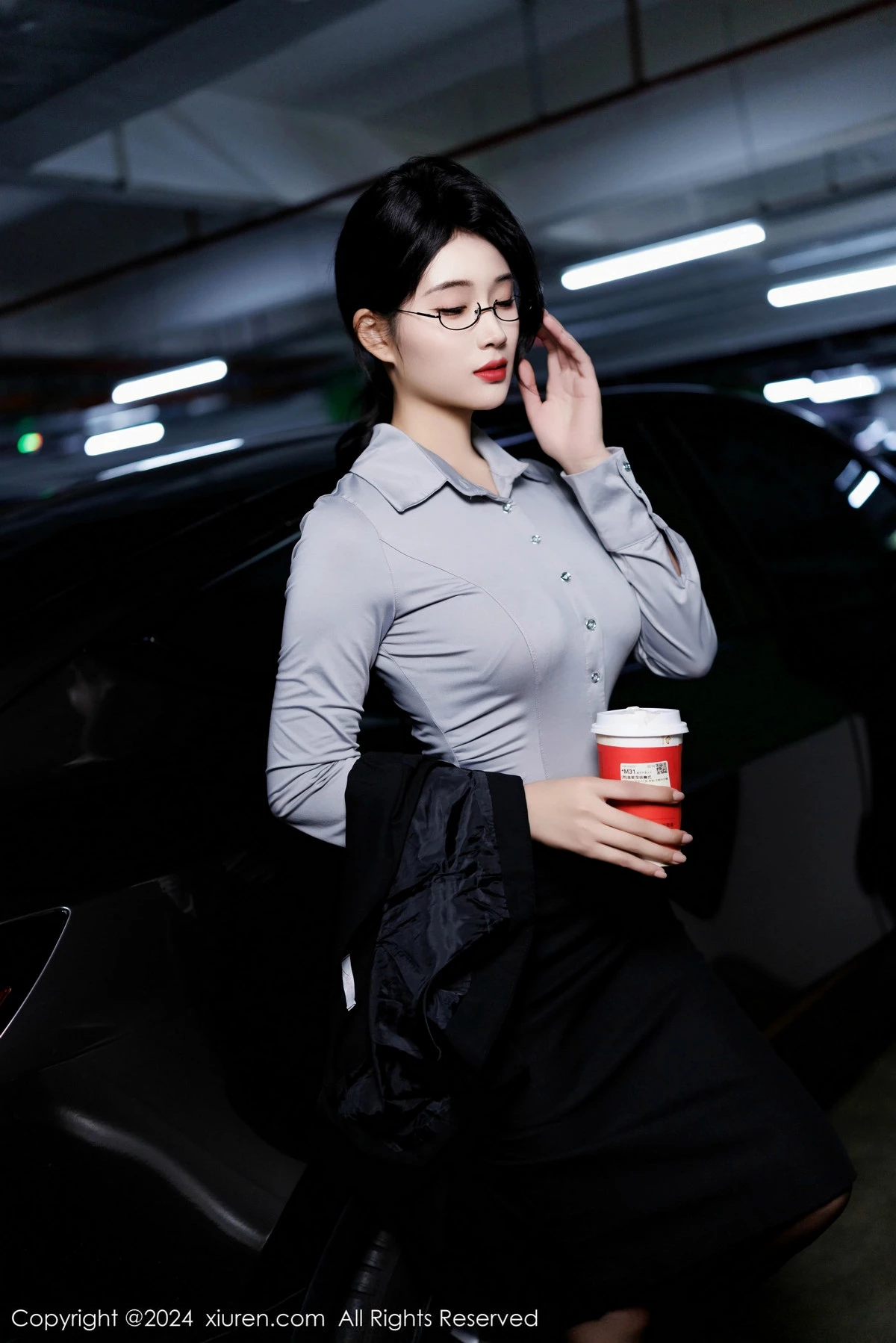 [[XiuRen秀人网]秀人网]No.9567_新人模特南乔灰色OL服饰露性感内衣配黑丝吊袜秀美腿诱惑写真90P