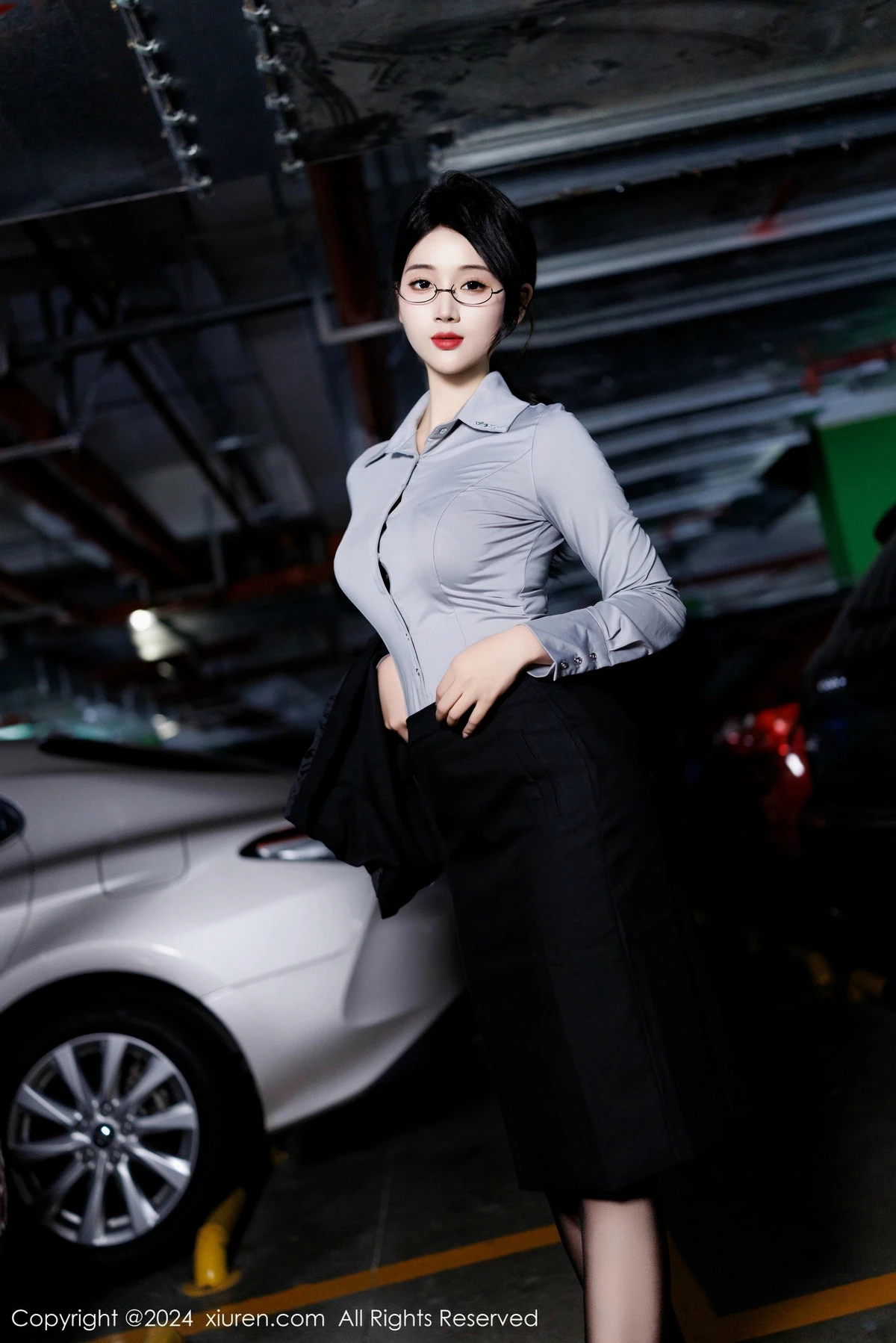 [[XiuRen秀人网]秀人网]No.9567_新人模特南乔灰色OL服饰露性感内衣配黑丝吊袜秀美腿诱惑写真90P